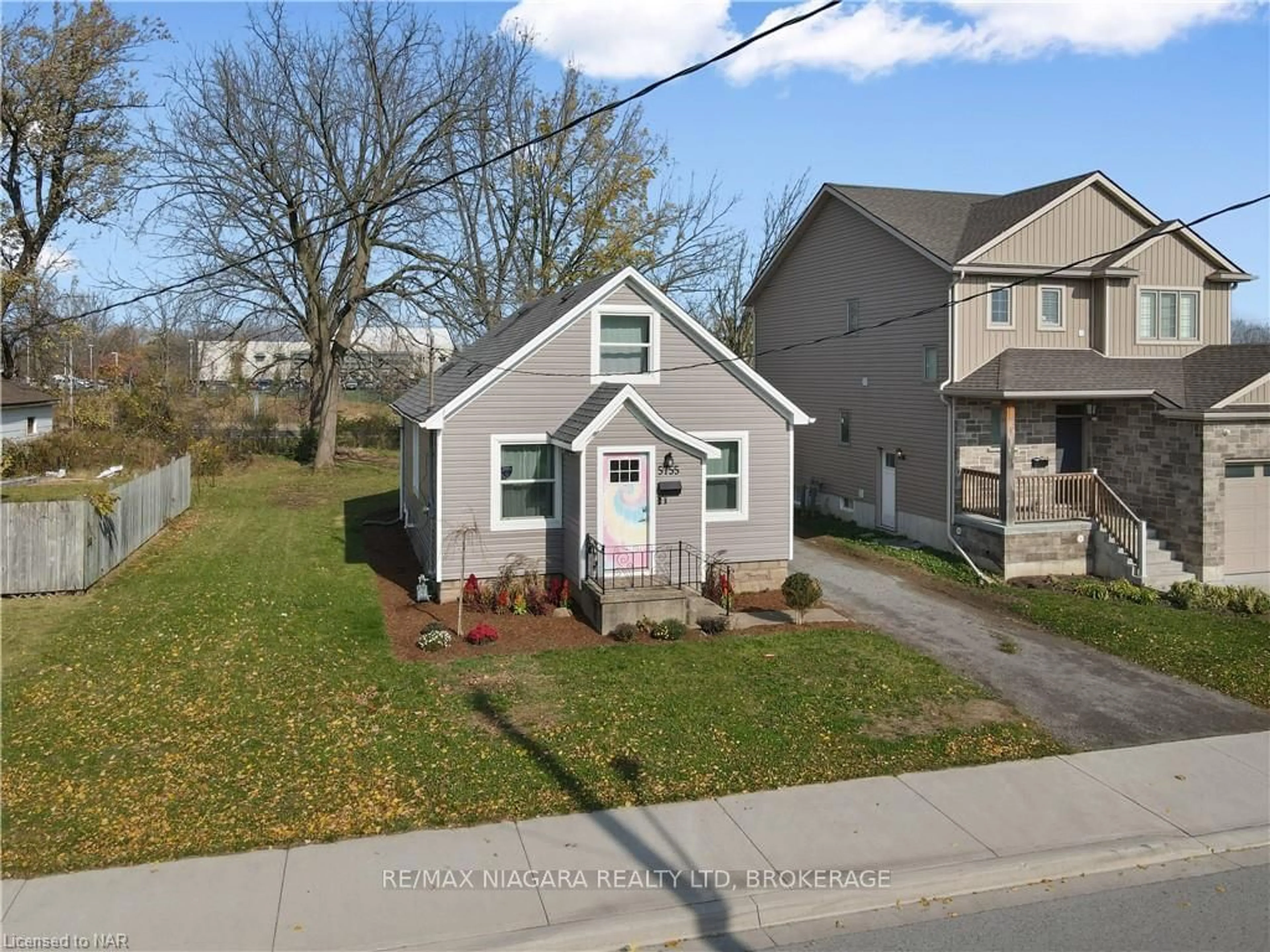 Frontside or backside of a home, the street view for 5755 KITCHENER St, Niagara Falls Ontario L2G 1B9