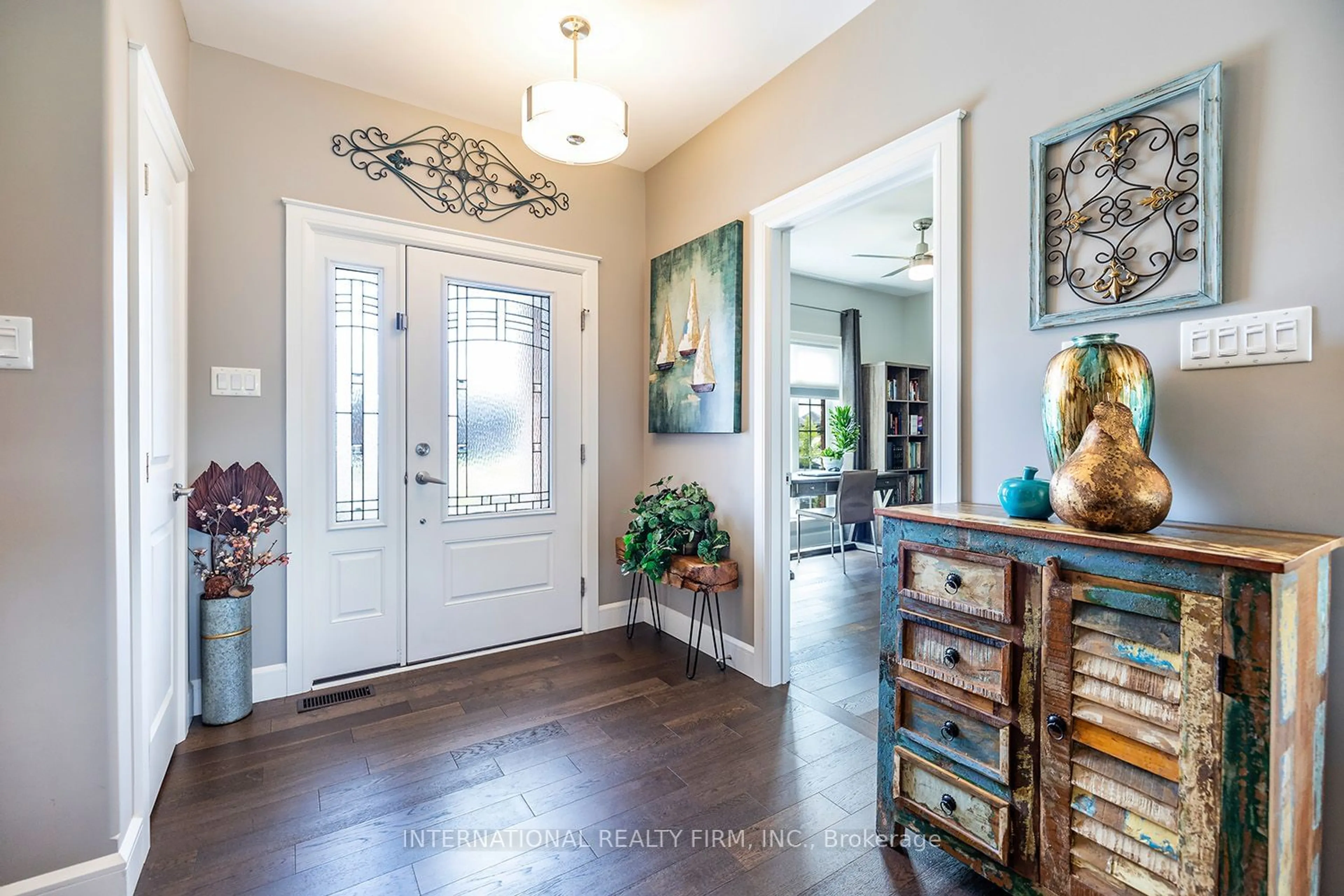 Indoor entryway, wood floors for 27 Milner Crt, Kawartha Lakes Ontario K9V 0L2