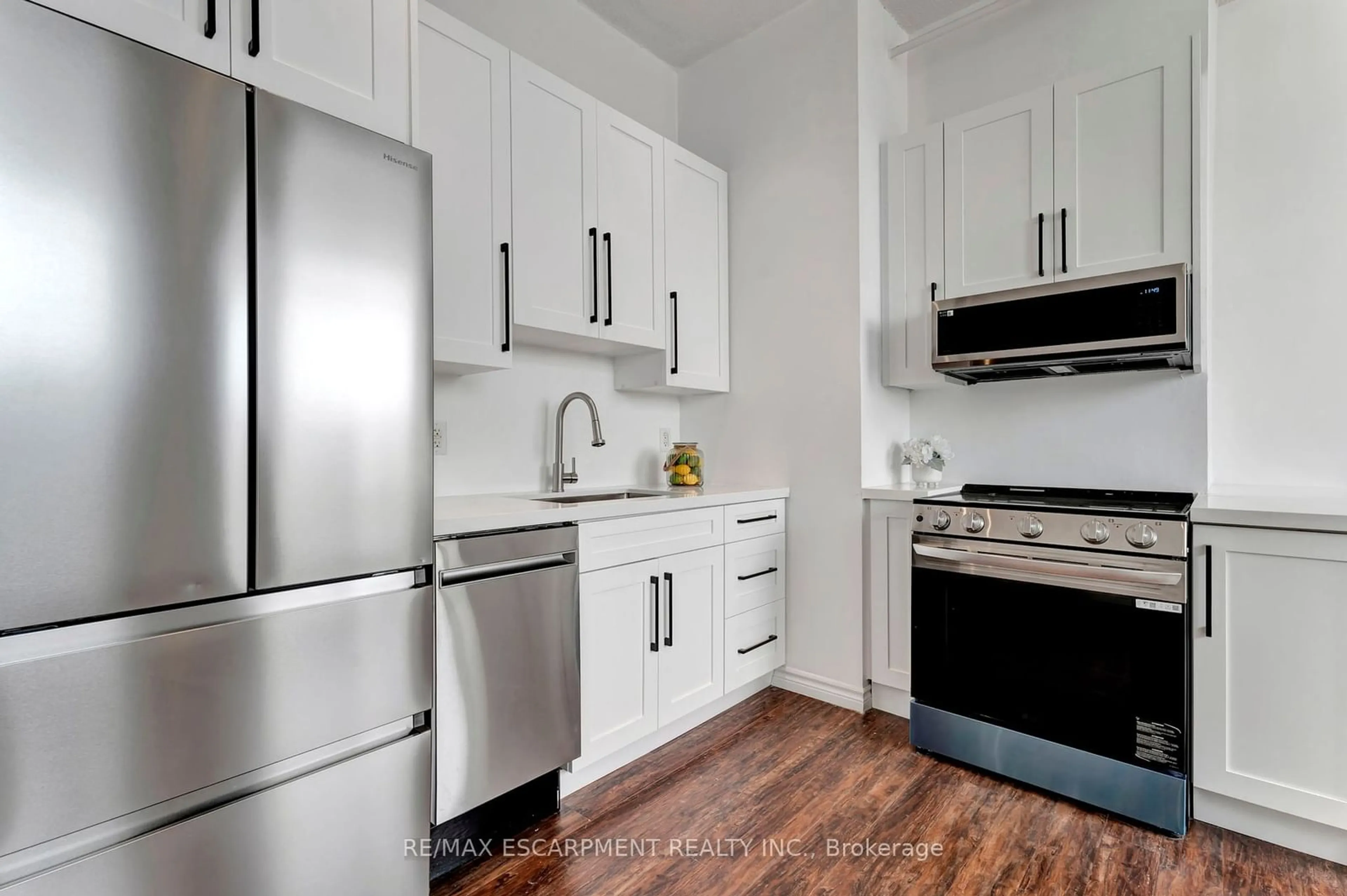 Standard kitchen, wood floors for 90 COLBORNE St #409, Brantford Ontario N3T 2G7