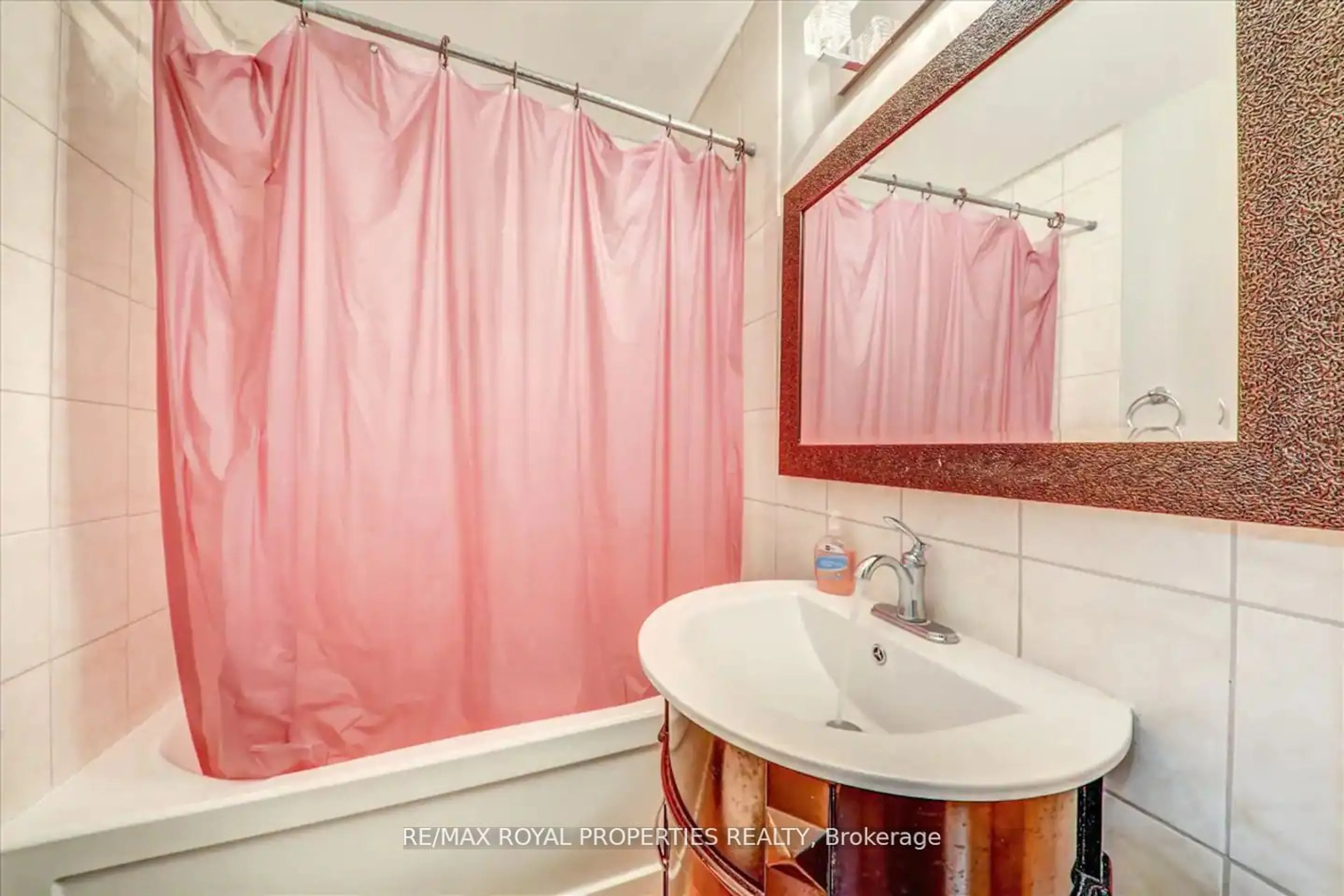 Bathroom for 34 Robinson Ave, Kawartha Lakes Ontario K0M 2B0