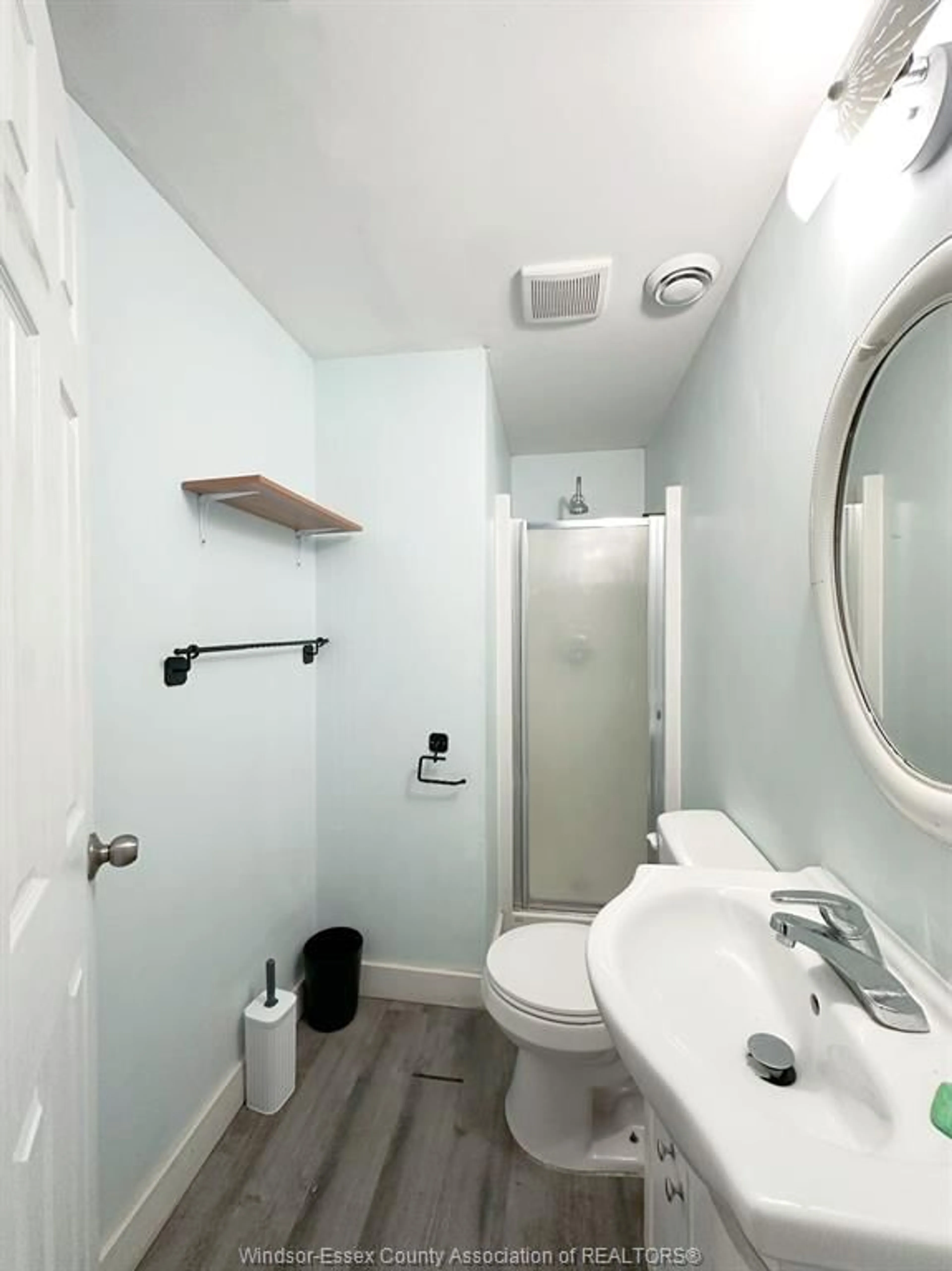 Standard bathroom for 933 BRIDGE Ave, Windsor Ontario N9B 2M9