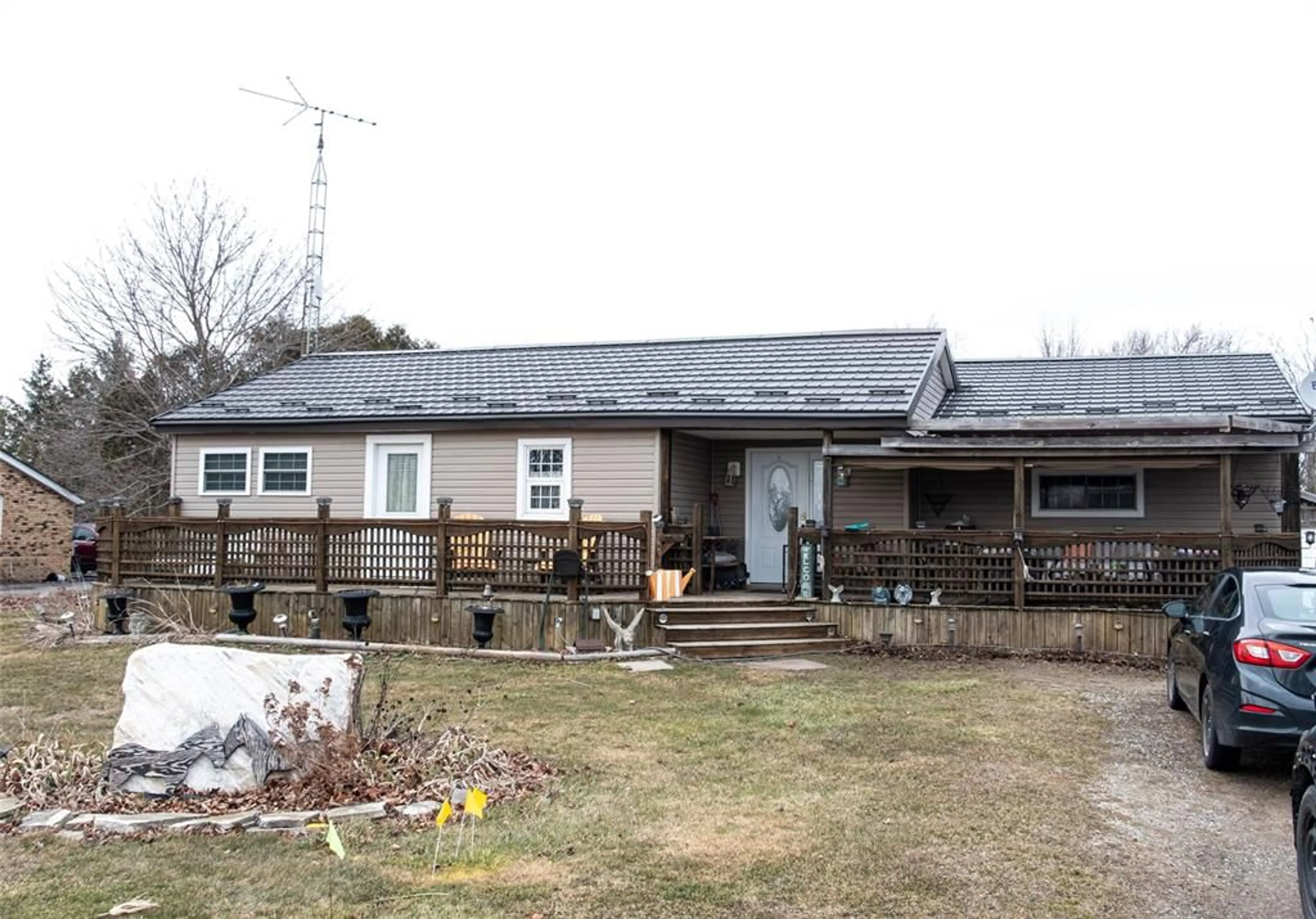 Home with unknown exterior material for 3756 PETROLIA Line, Petrolia Ontario N0N 1R0