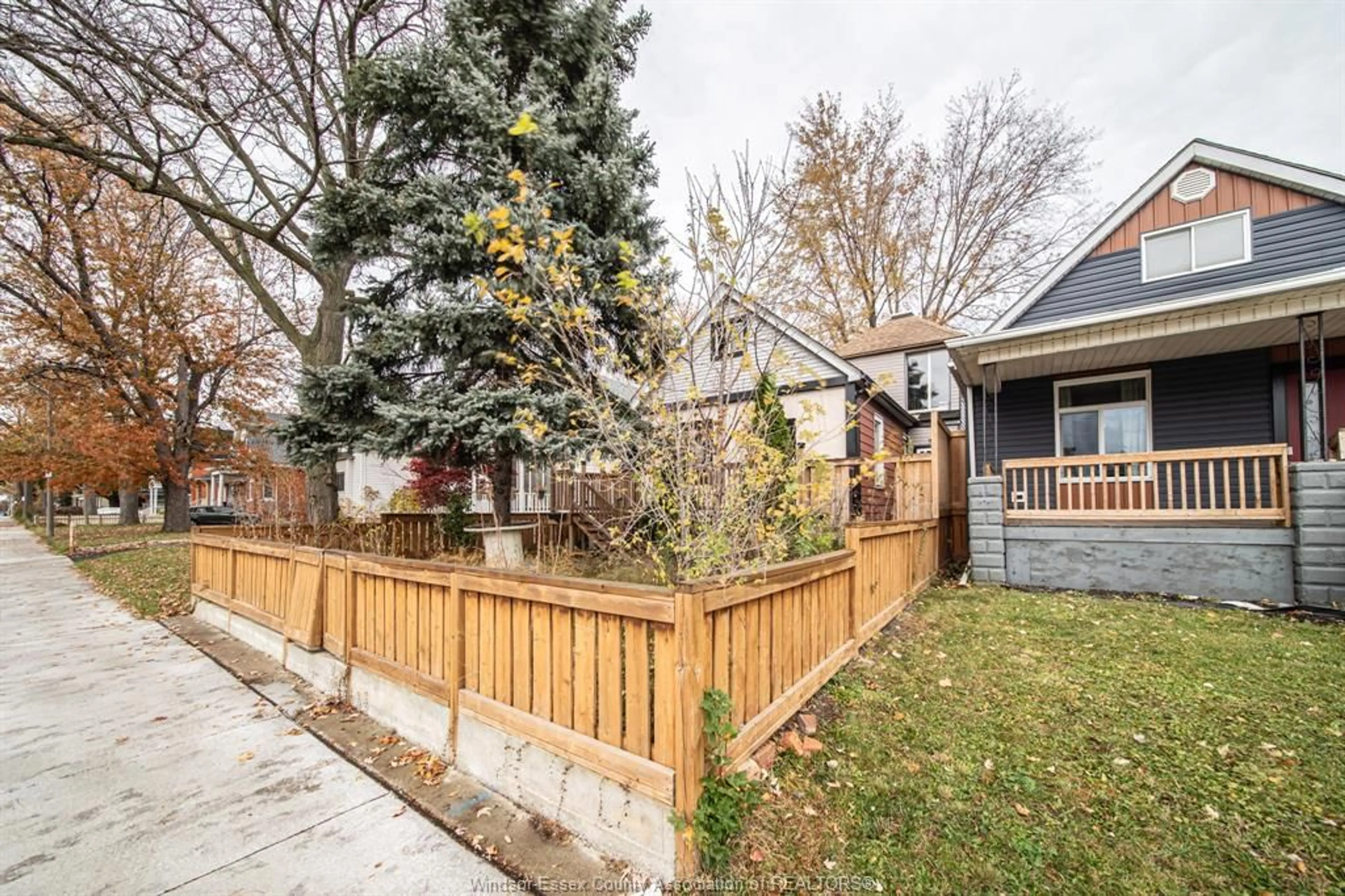 Fenced yard for 584 CARON Ave, Windsor Ontario N9A 5B4