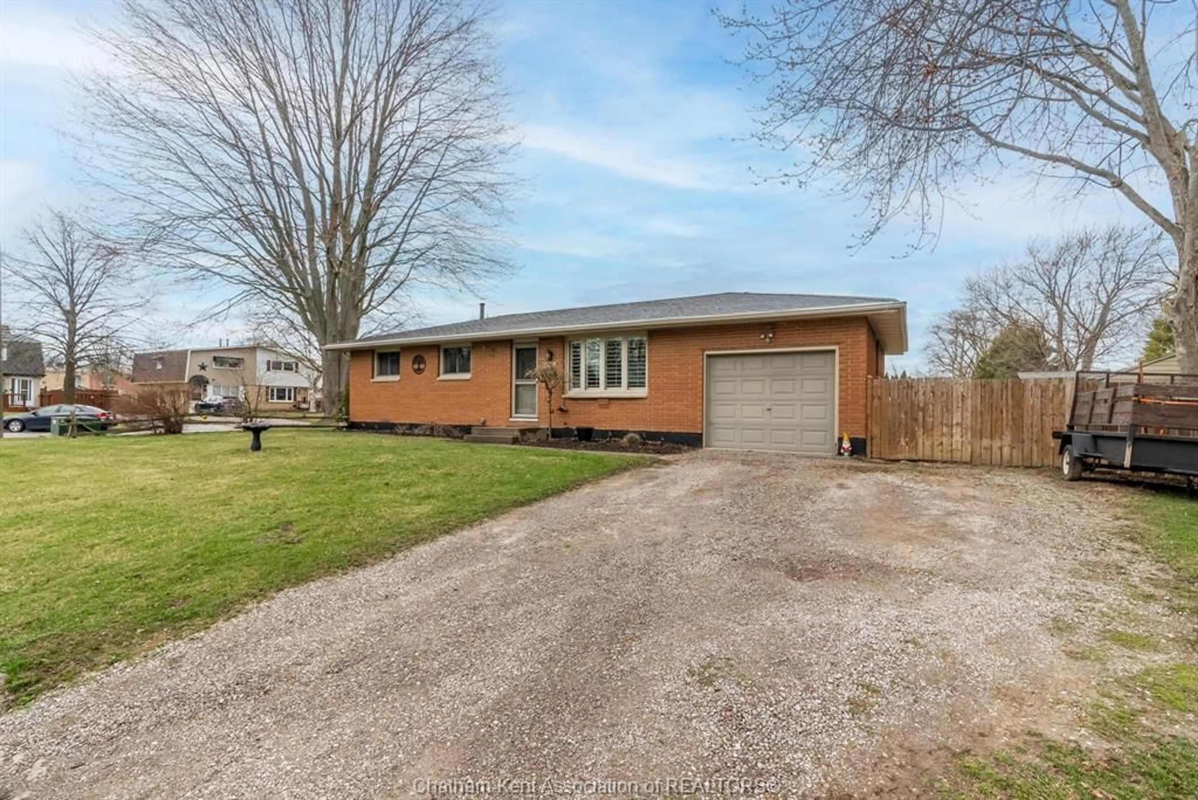 Frontside or backside of a home for 135 Berry St, Chatham Ontario N7M3B2