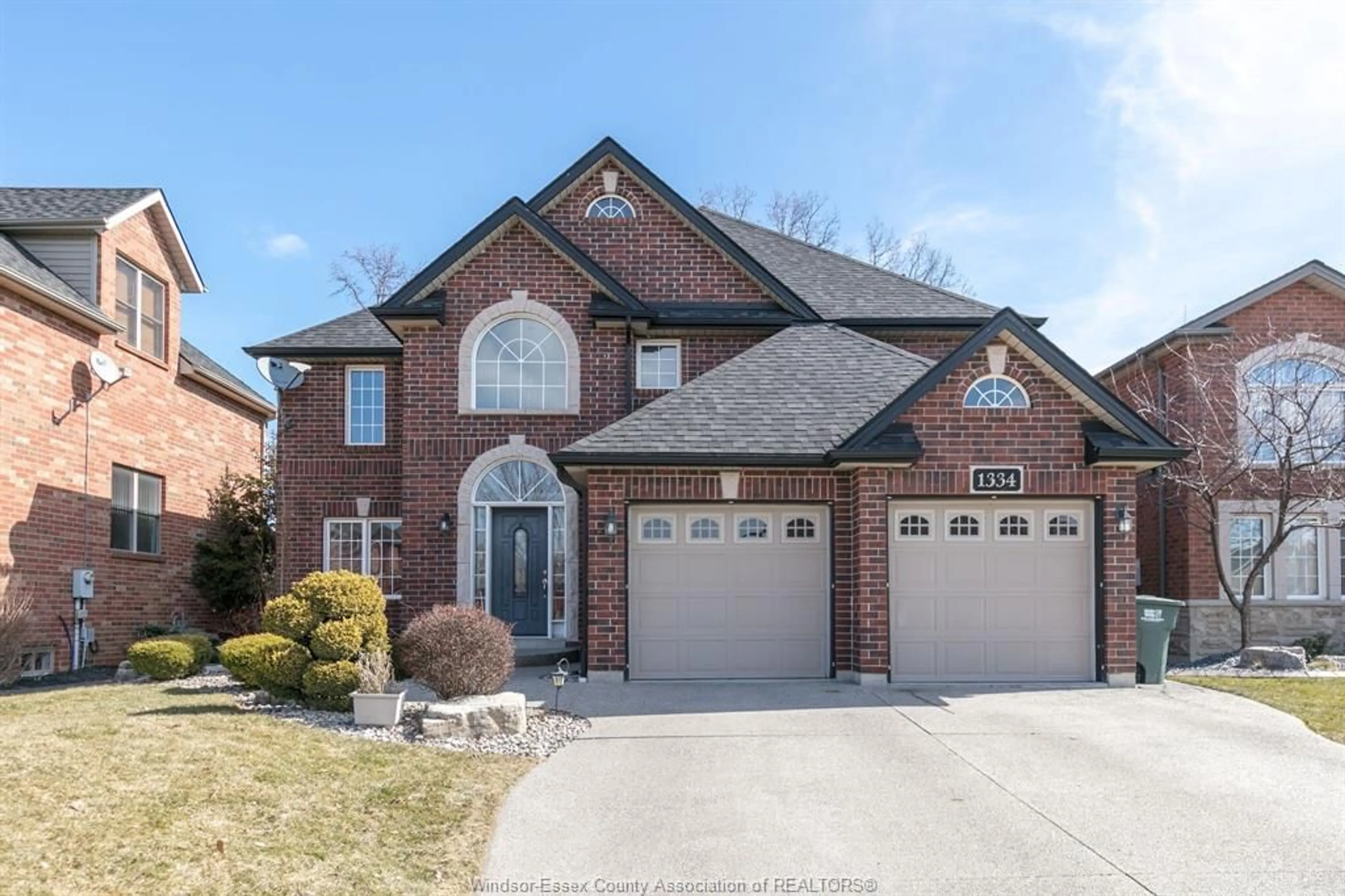 Home with brick exterior material for 1334 LAKEVIEW, Windsor Ontario N8P 1P1