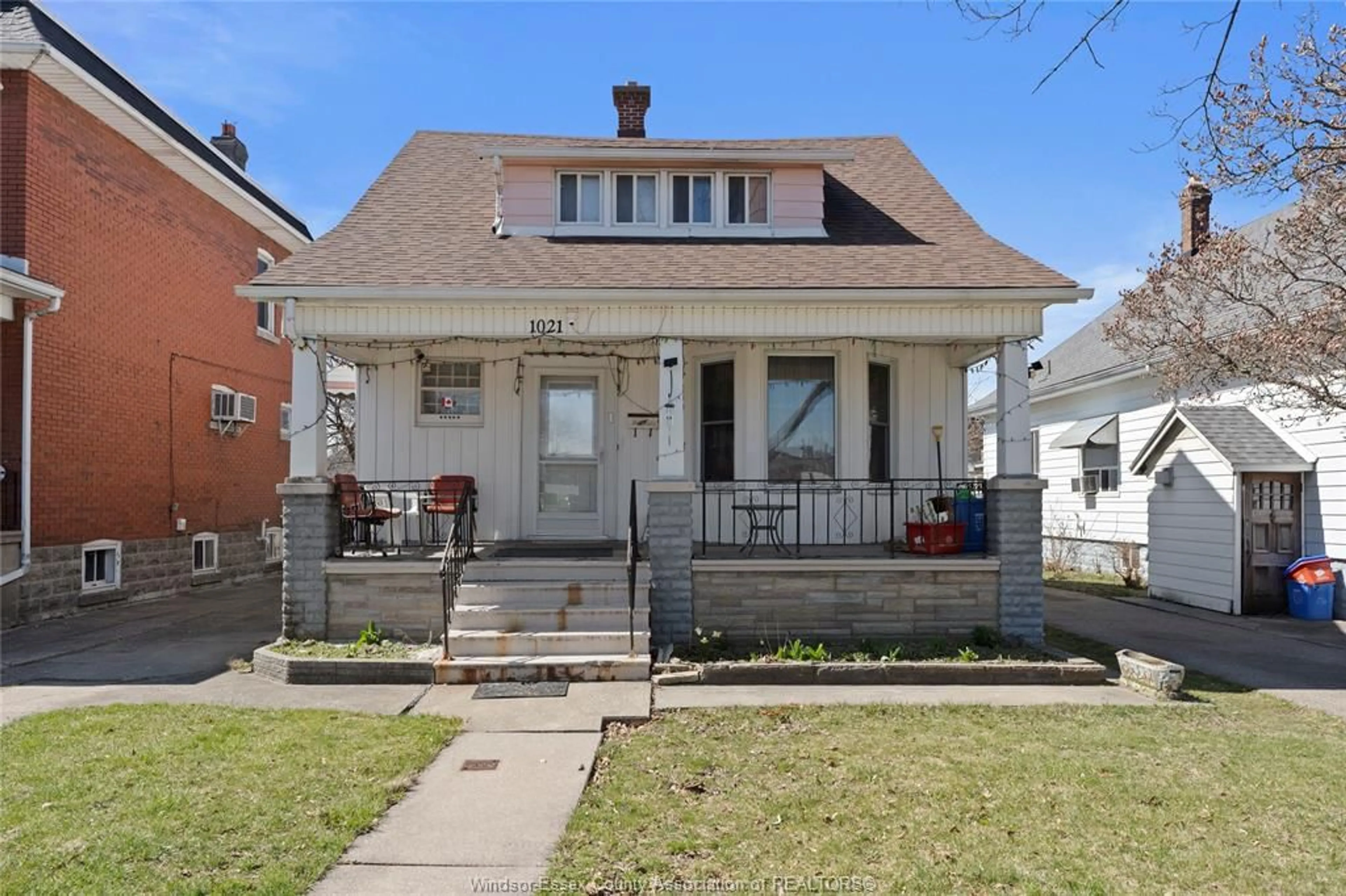 Frontside or backside of a home for 1021 HOWARD Ave, Windsor Ontario N9A 1S6