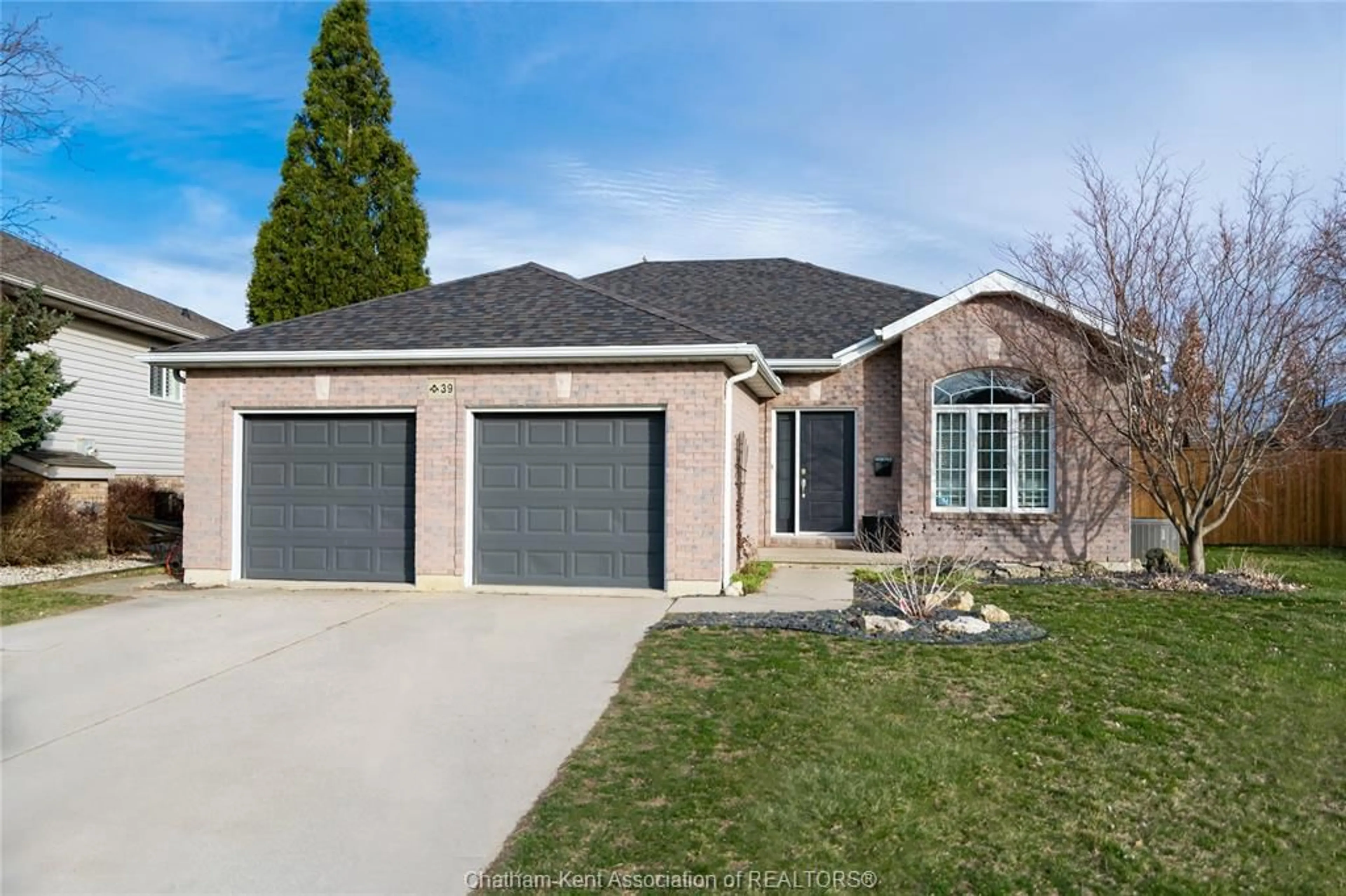 Home with brick exterior material for 39 Iris Crt, Chatham Ontario N7L 5N7