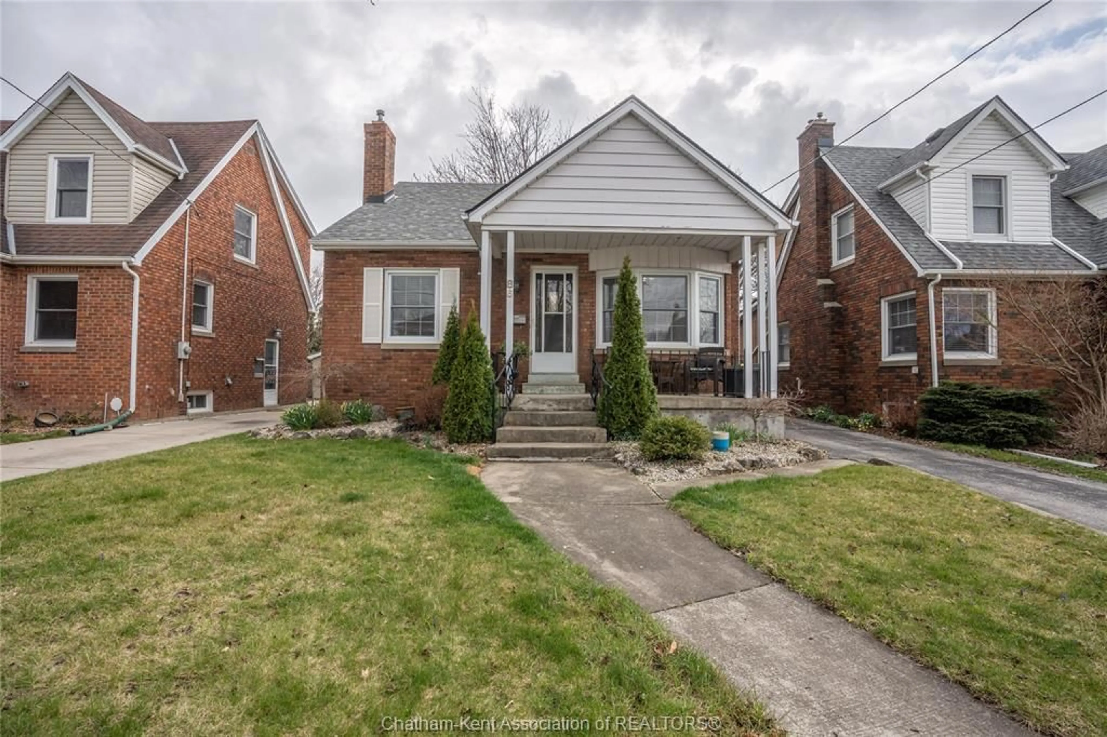 Frontside or backside of a home for 86 Phyllis Ave, Chatham Ontario N7M3C4