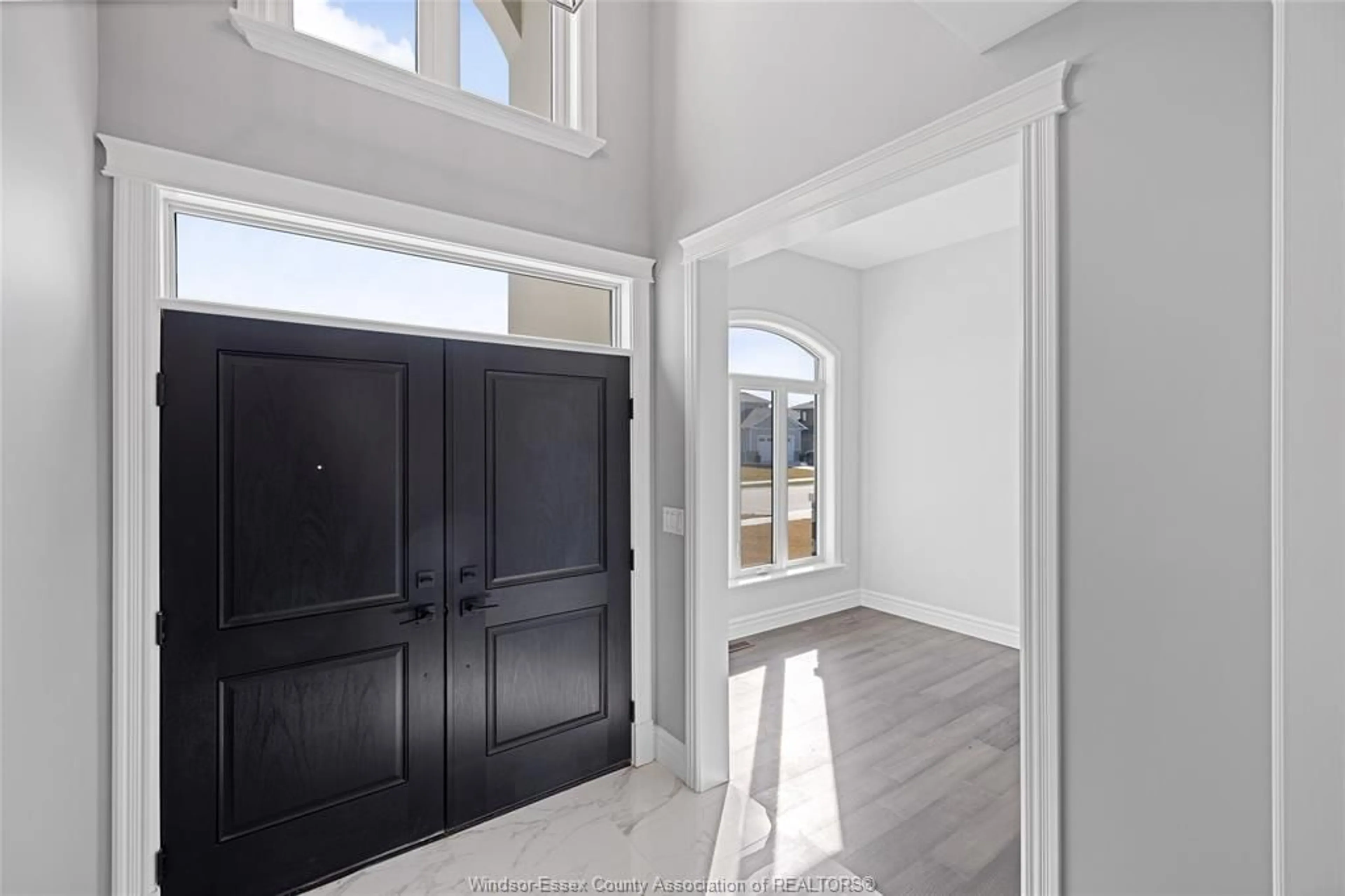 Indoor entryway for 19 BELLEVIEW Dr, Cottam Ontario N0R 1B0