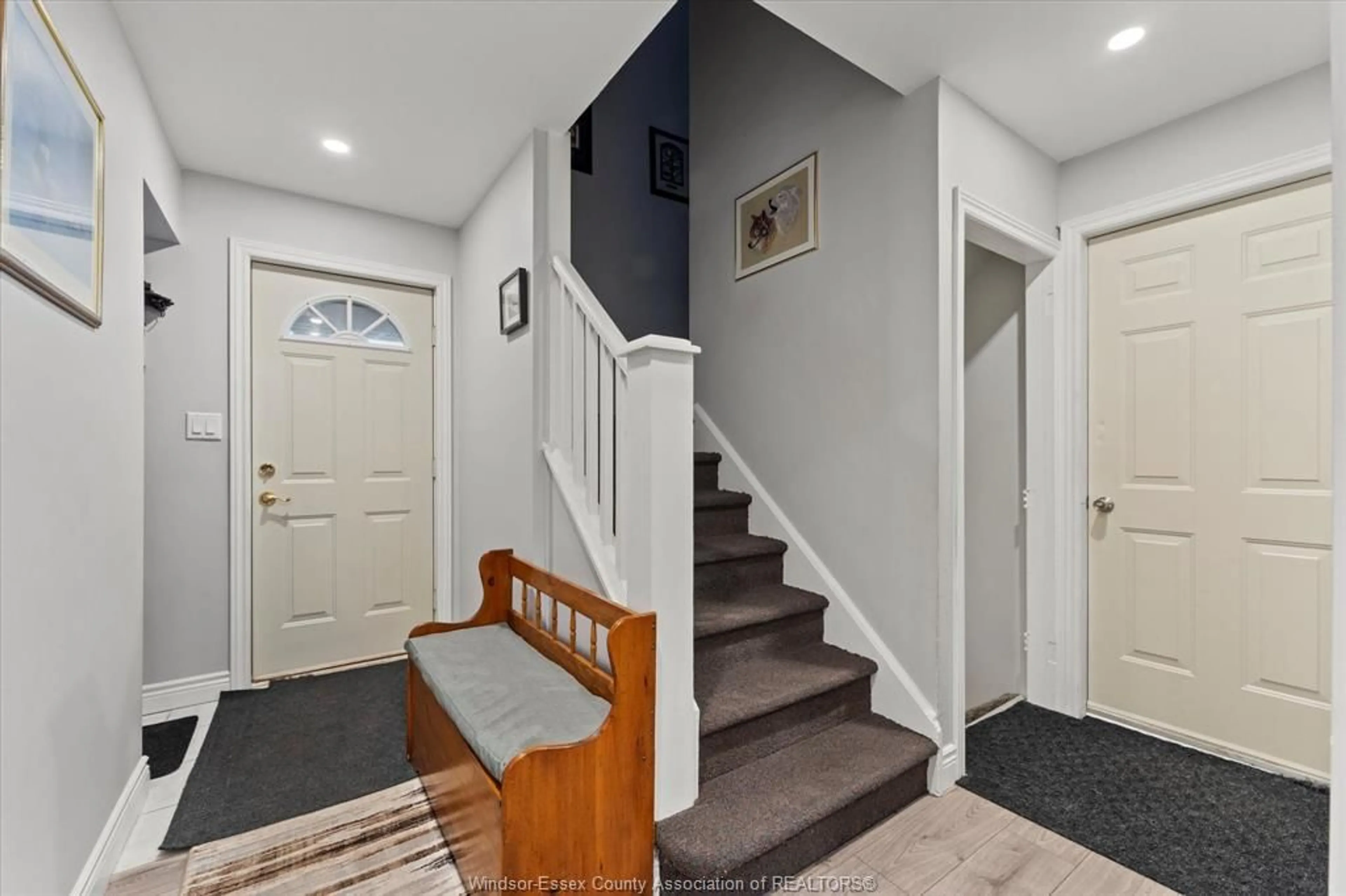 Indoor entryway for 2293 SECORD, Windsor Ontario N8B 1T3