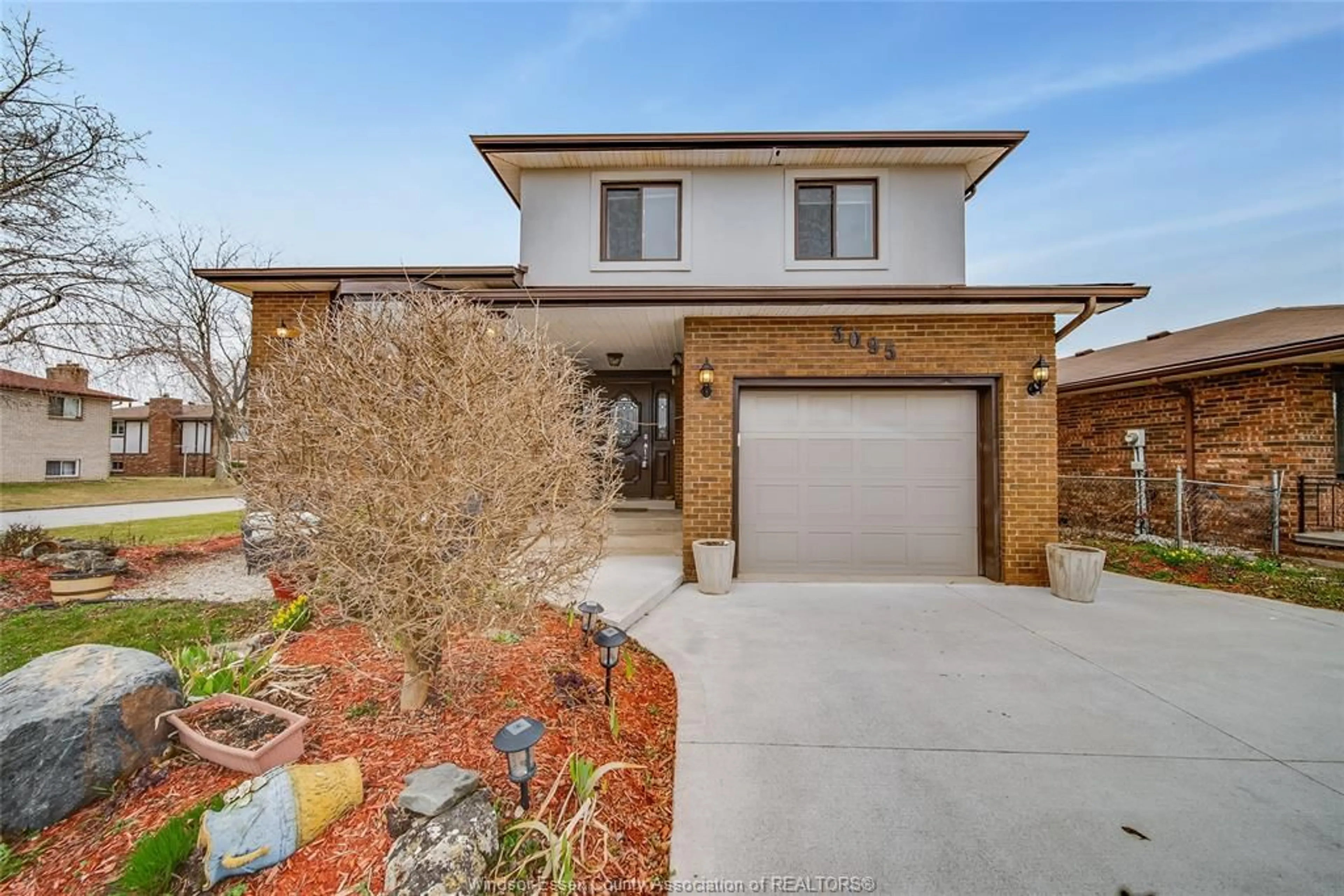 Frontside or backside of a home for 3095 FAZIO Dr, Windsor Ontario N9E 4C3