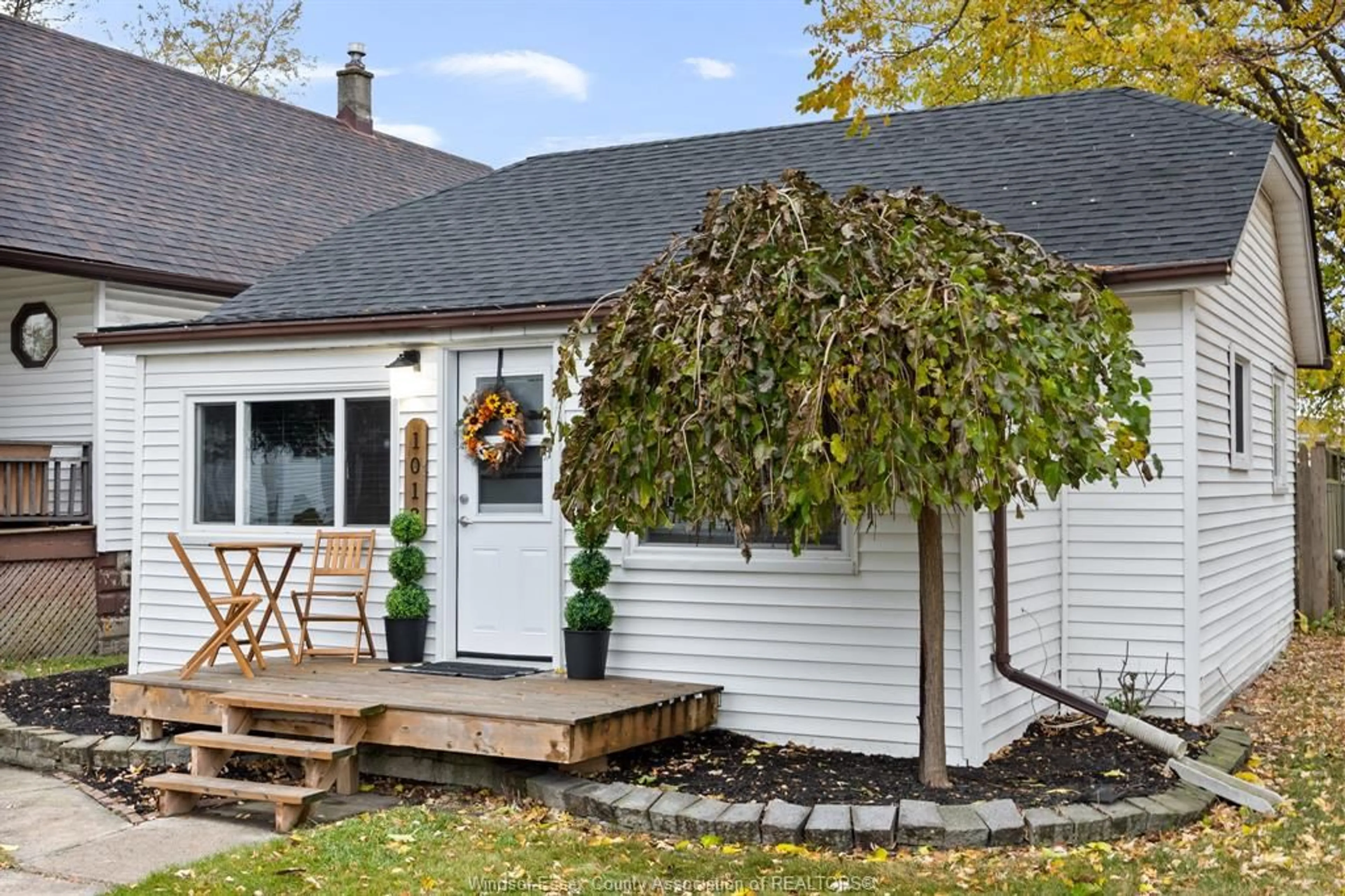 Home with vinyl exterior material for 1013 ST PIERRE, Tecumseh Ontario N8N 1Z7