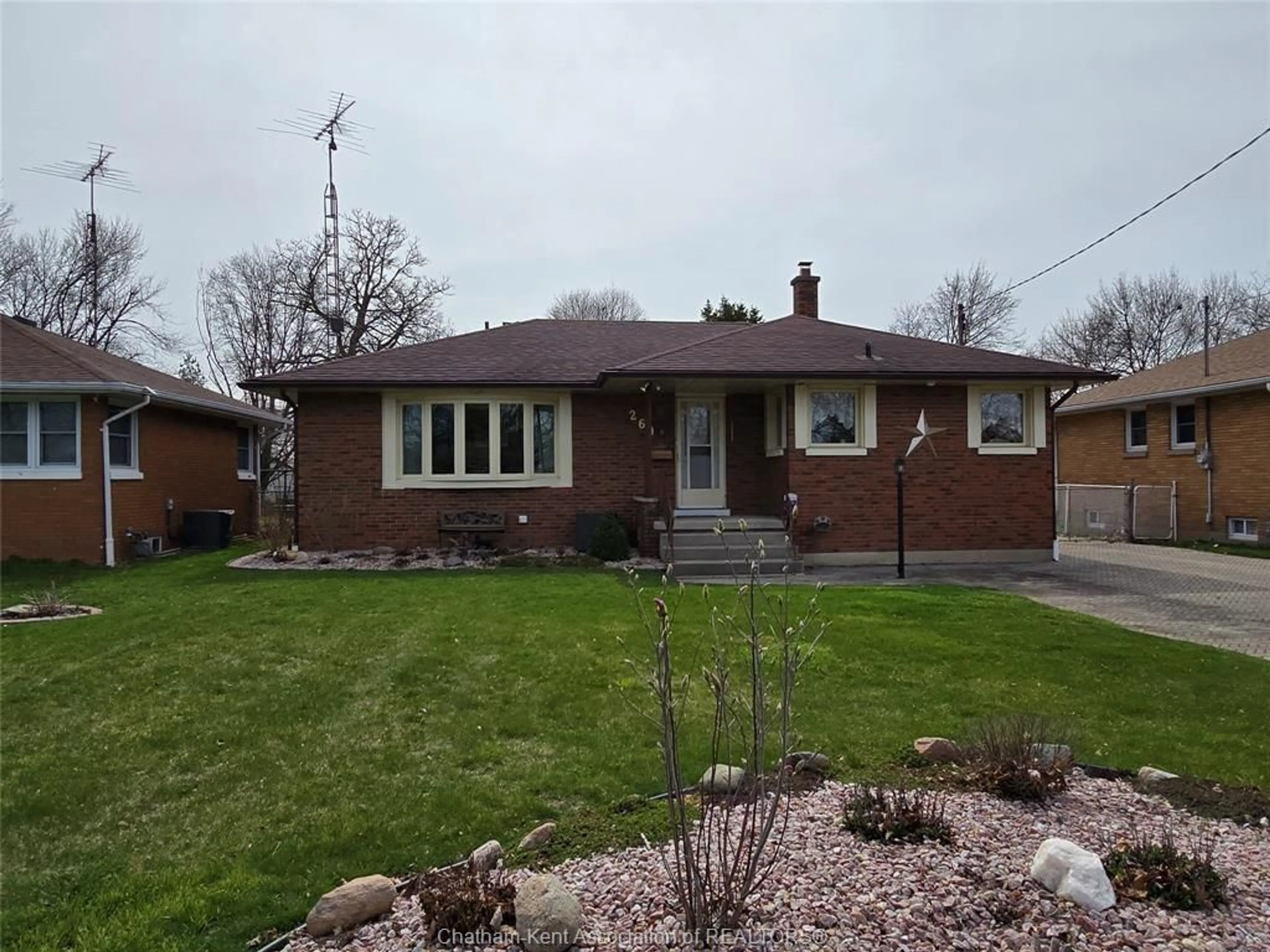 Frontside or backside of a home for 260 McNaughton Ave, Chatham Ontario N7L 1R7