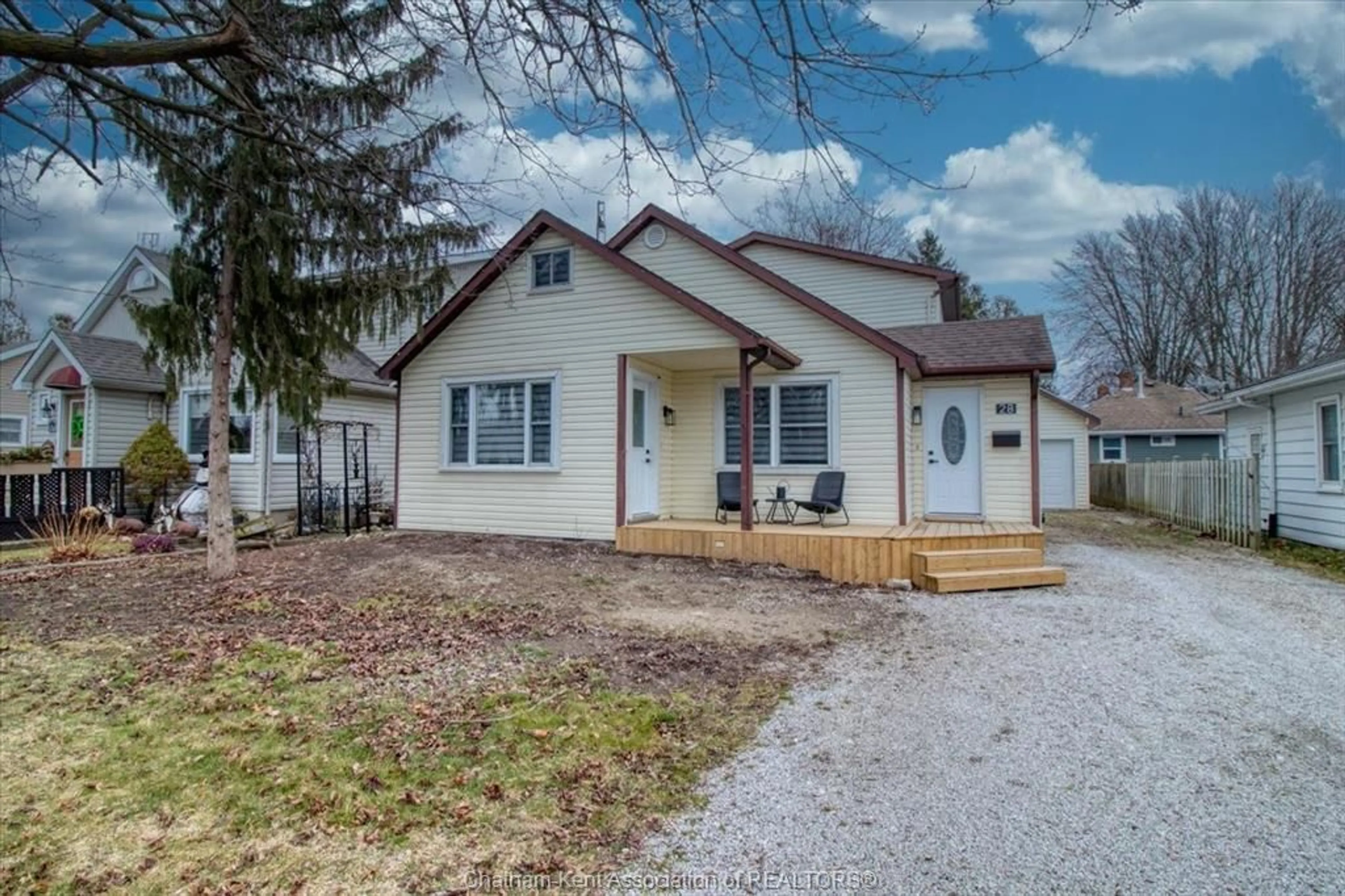 Frontside or backside of a home for 28 Oxley Dr, Chatham Ontario N7L 2K6