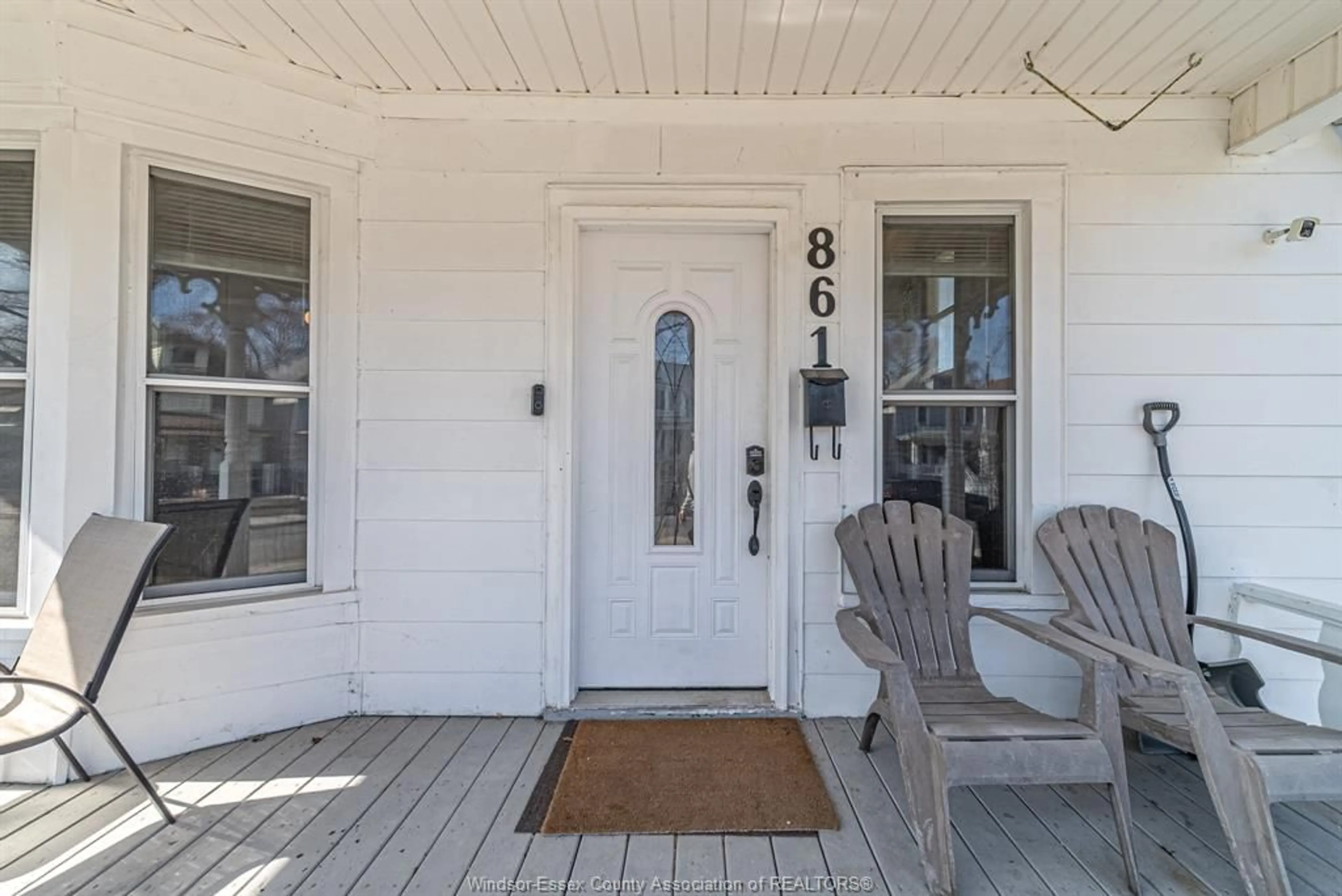 Indoor entryway for 861 HALL, Windsor Ontario N9A 2M2