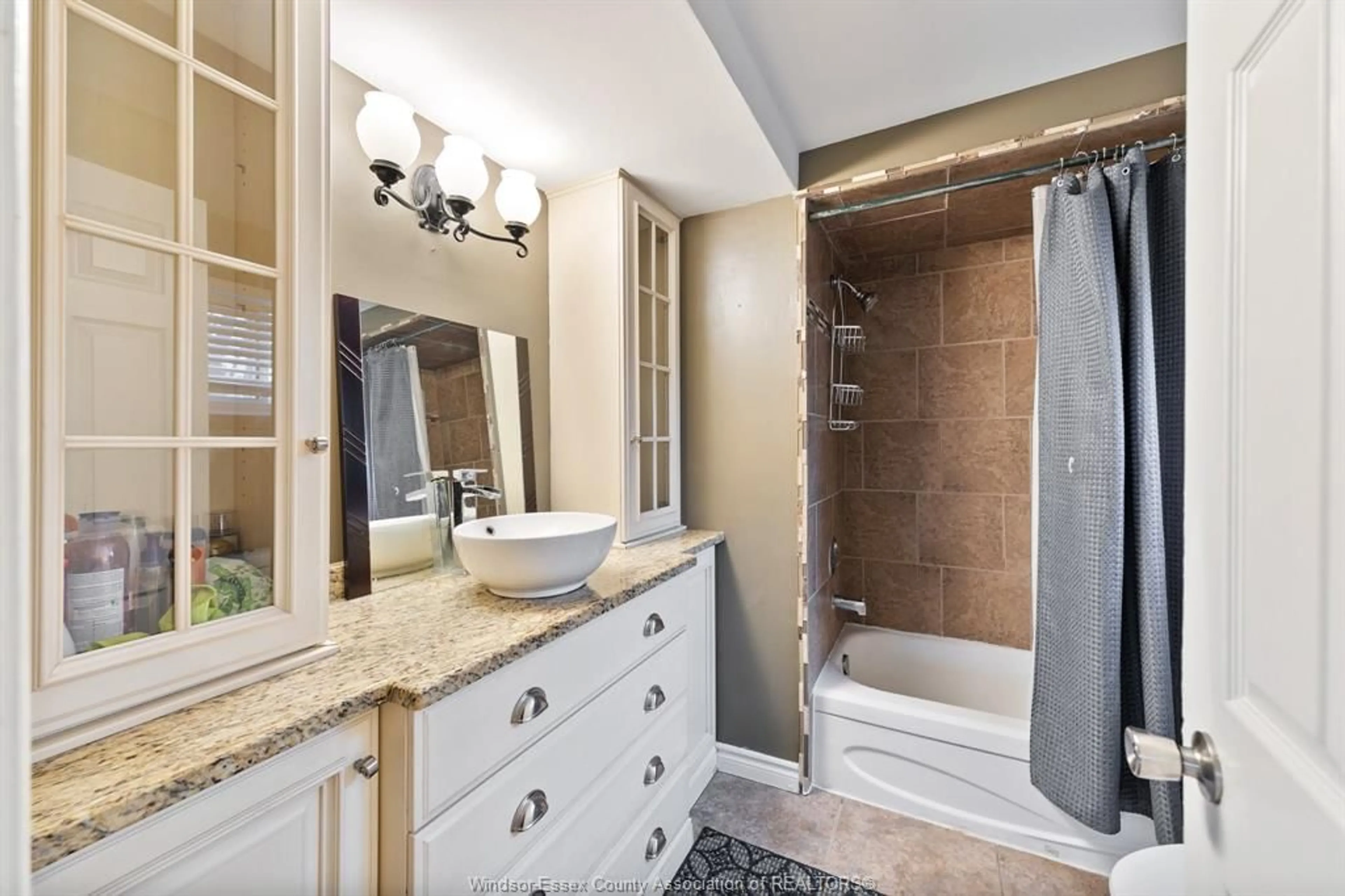 Contemporary bathroom for 2805 SKYLINE Dr, Windsor Ontario N9E 3A6