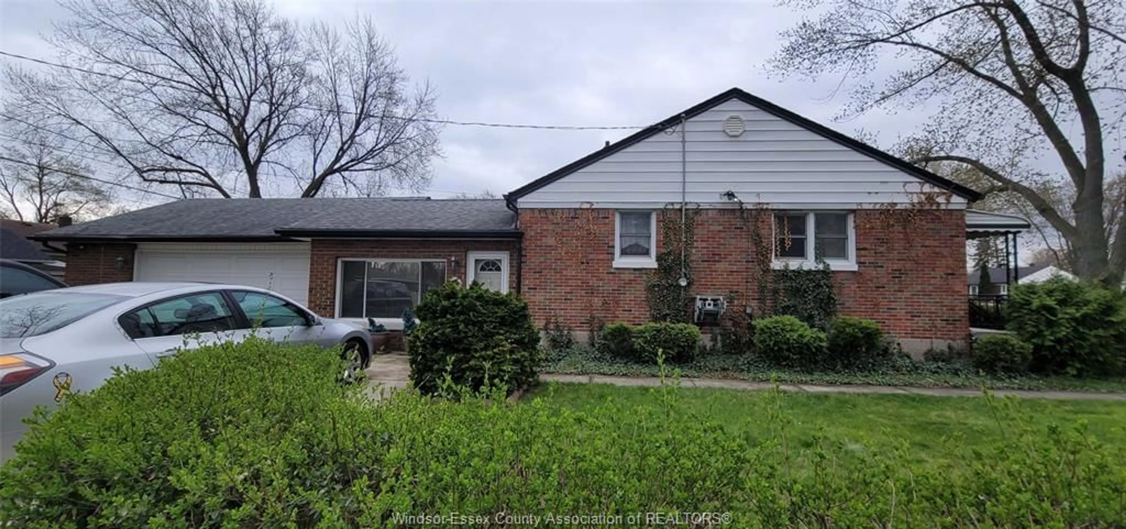 Frontside or backside of a home for 3500 DOMINION Blvd, Windsor Ontario N9E 2N9