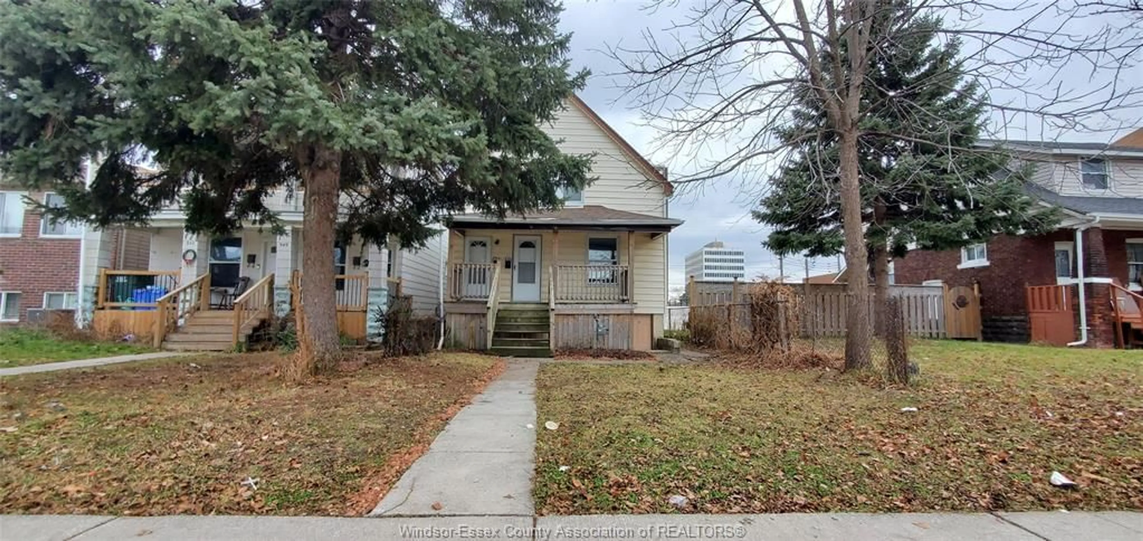 Frontside or backside of a home for 947 WINDSOR Ave, Windsor Ontario N9A 1K1