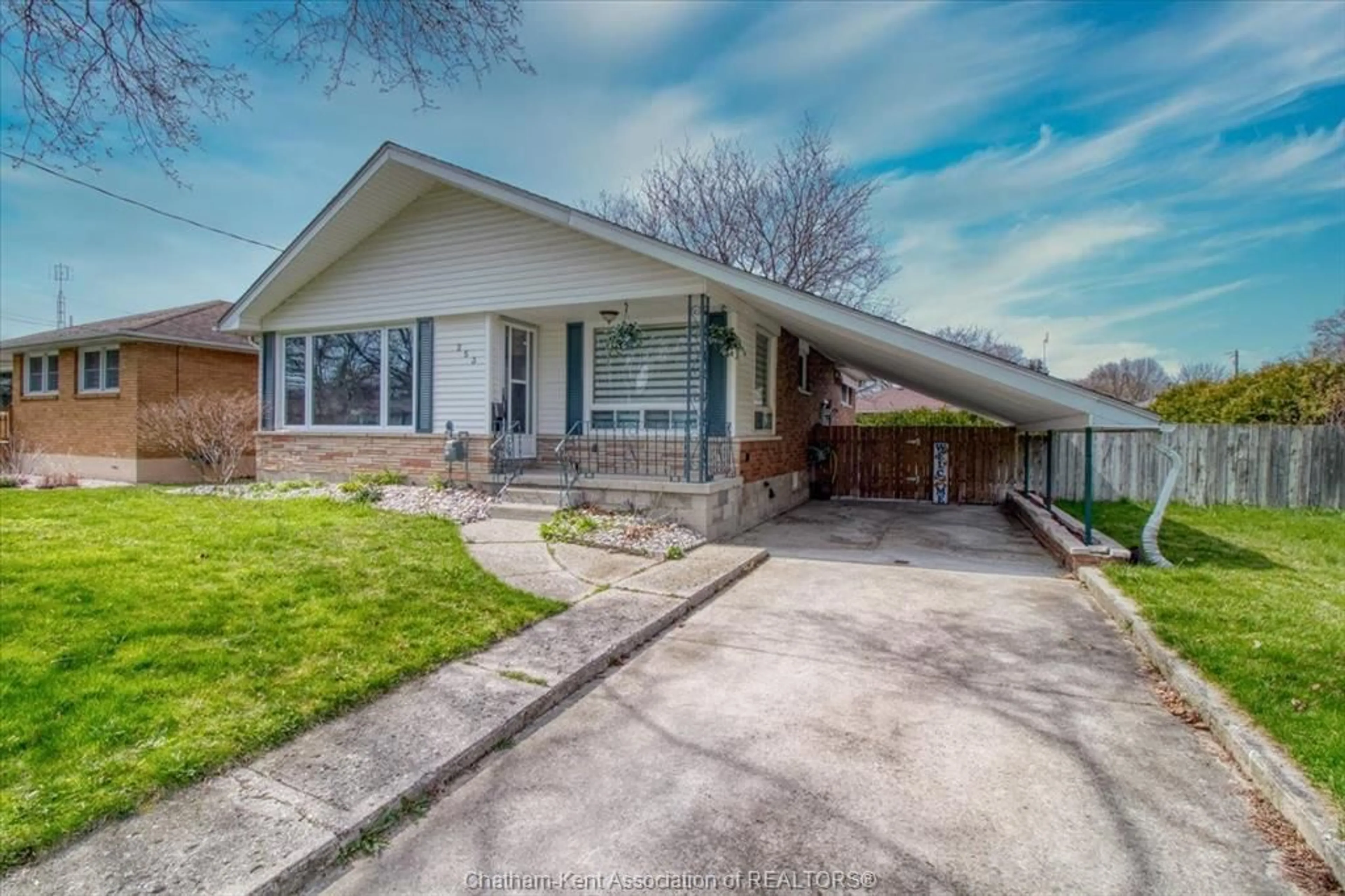 Frontside or backside of a home for 253 Mercer St, Chatham Ontario N7M 4B6