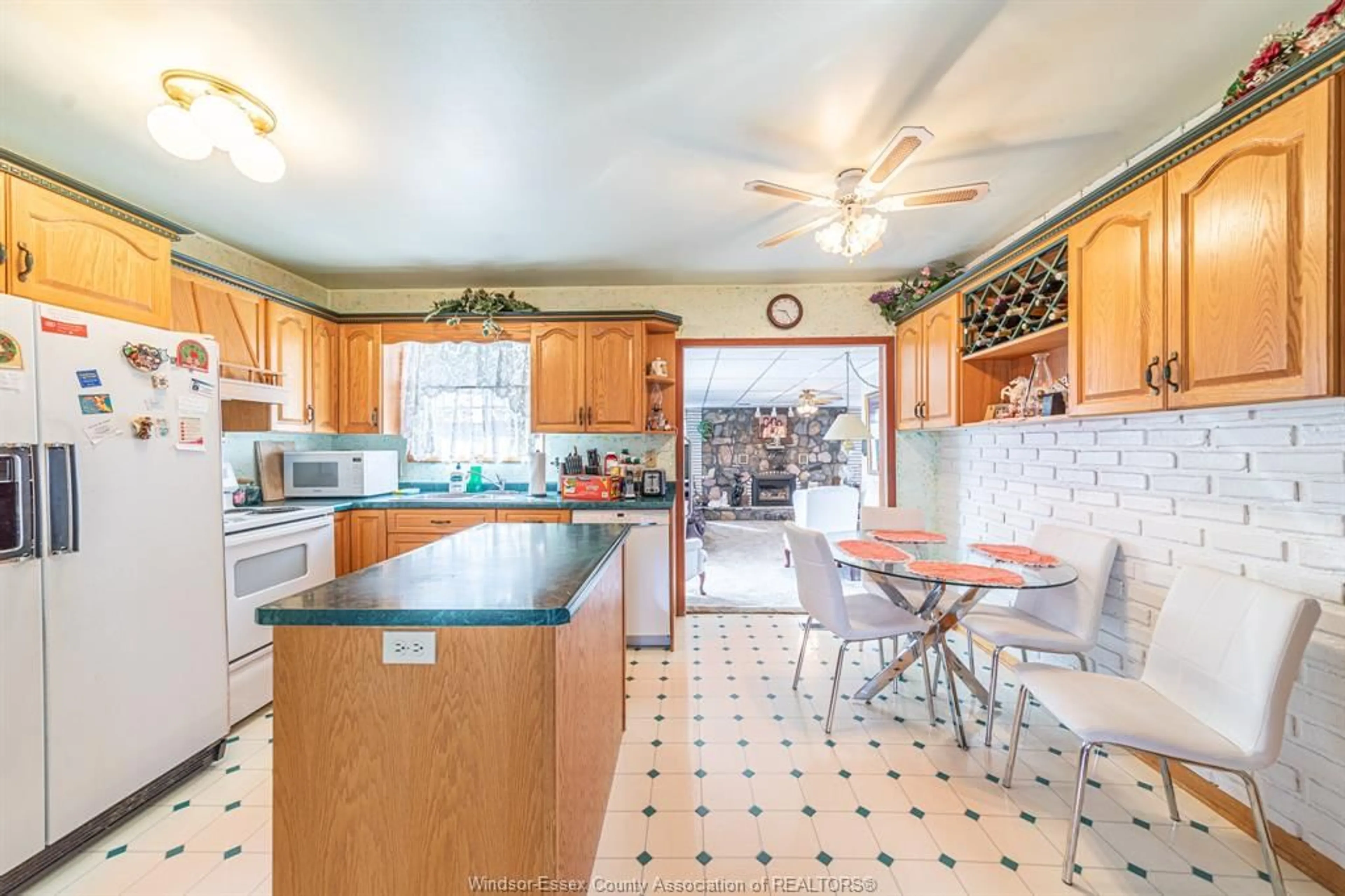 Kitchen for 16 ARTHUR Dr, Chatham Ontario N7M 3Y4