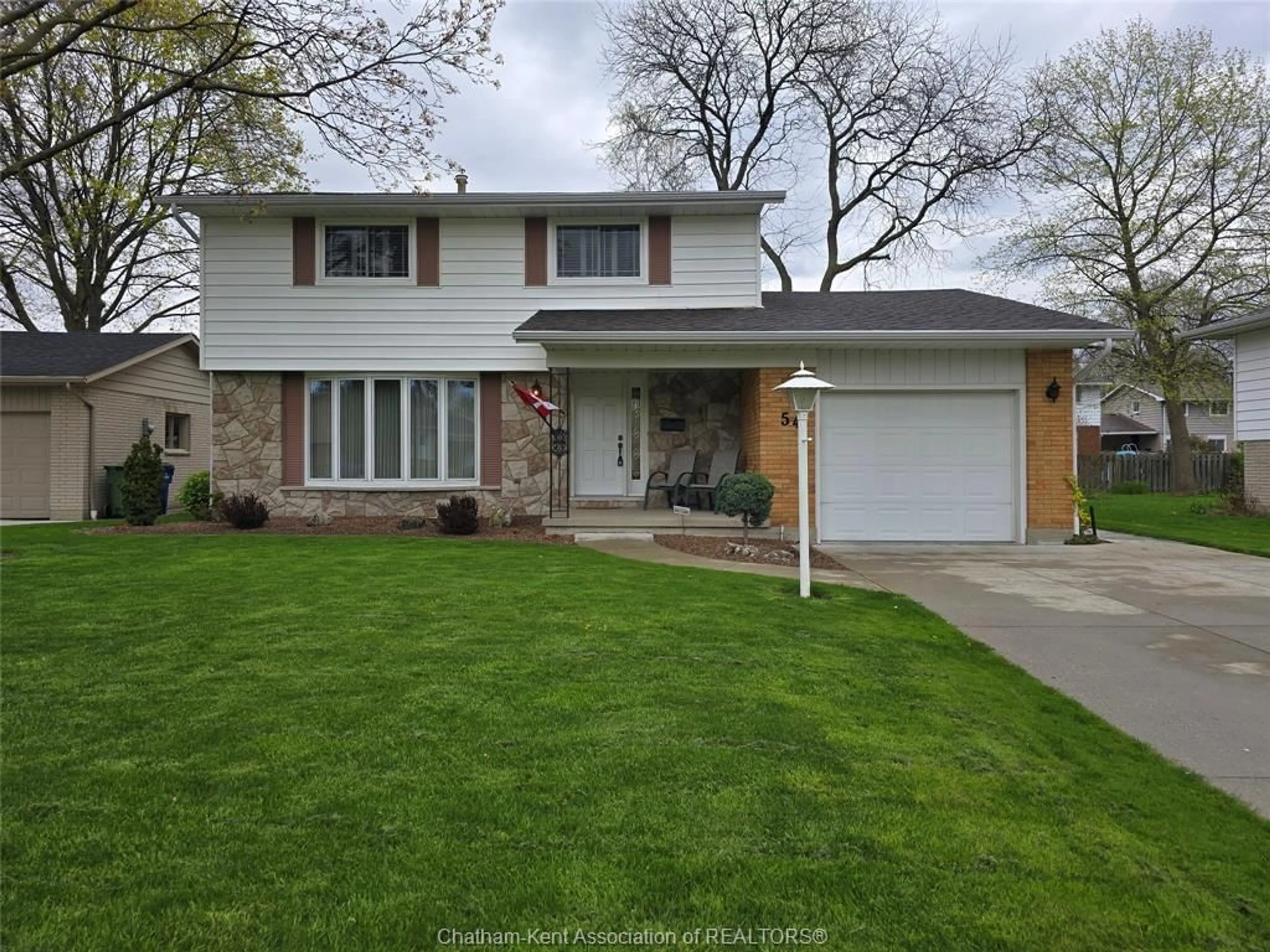 Frontside or backside of a home for 54 FINCH Crt, Chatham Ontario N7L 1H6