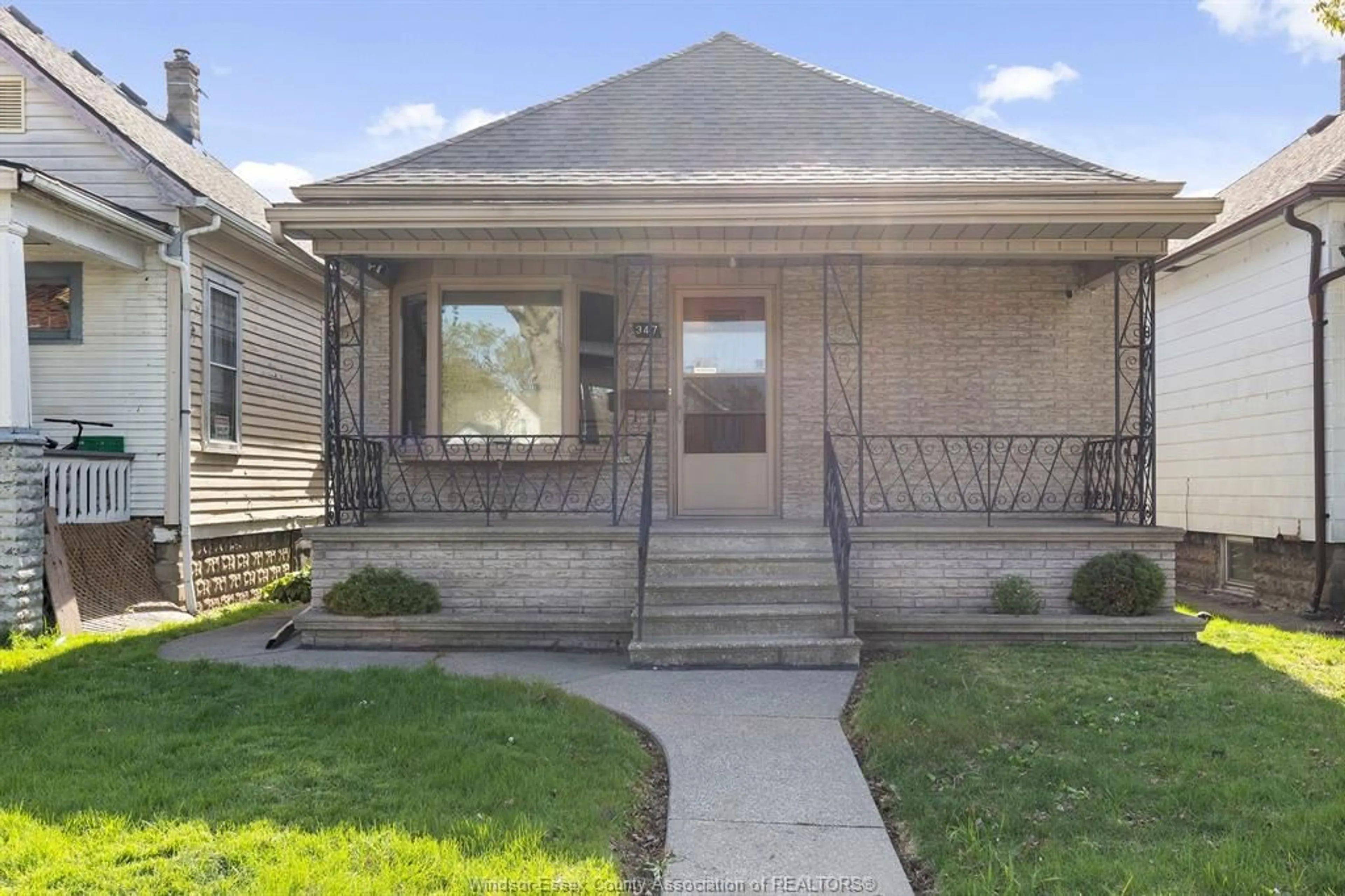 Frontside or backside of a home for 347 Curry, Windsor Ontario N9B 2B6