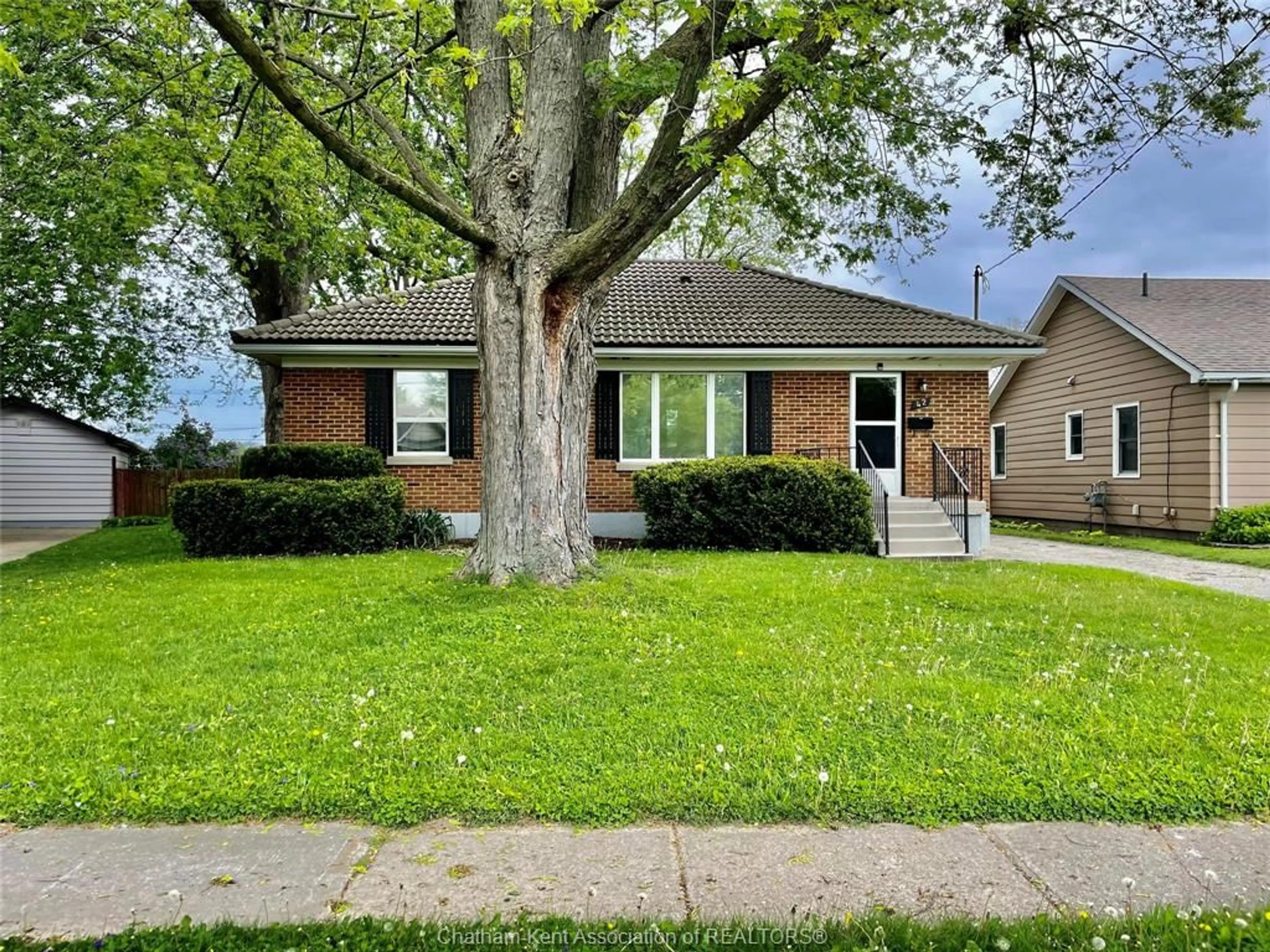 Frontside or backside of a home for 42 Warwick Dr, Wallaceburg Ontario N8A3N4