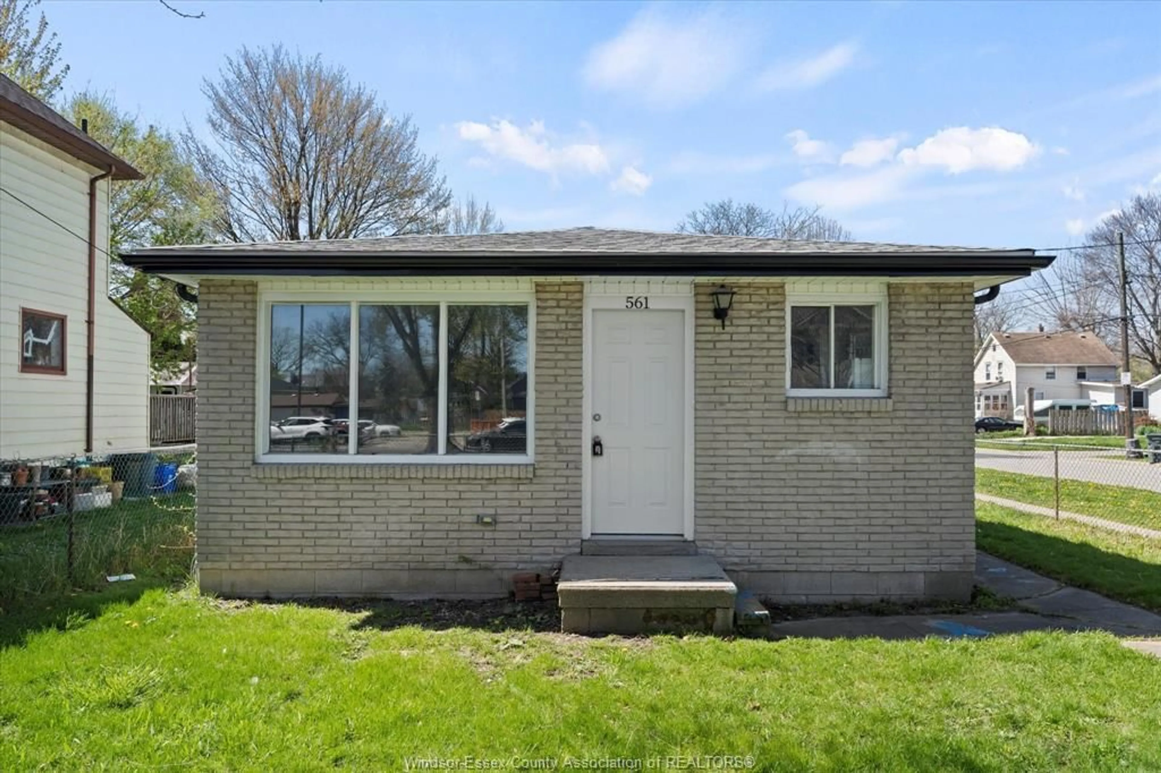 Home with brick exterior material for 561 Chippawa St, Windsor Ontario N9C 2W2
