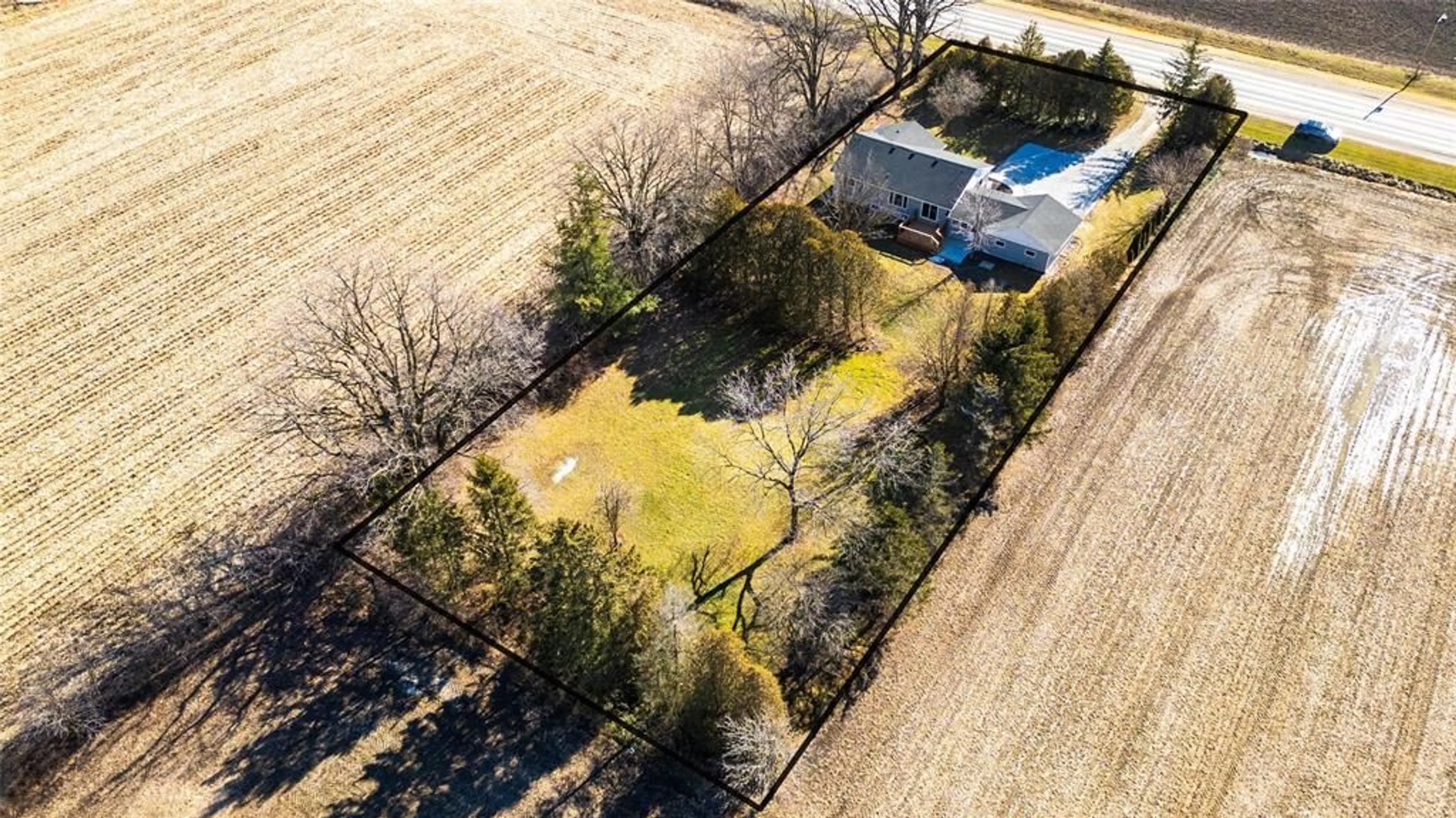 Fenced yard for 3542 PETROLIA Line, Petrolia Ontario N0N 1R0