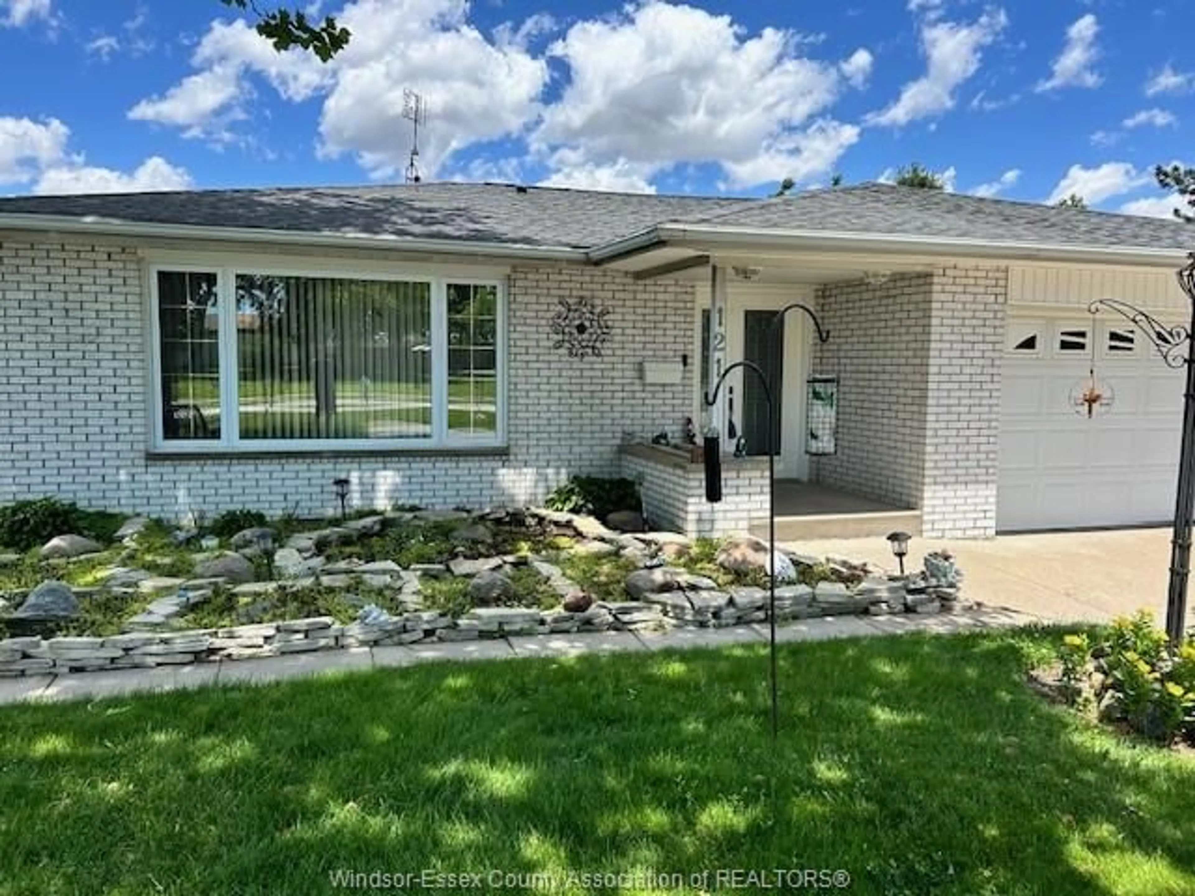 Living room for 121 Oak St. West, Leamington Ontario N8H 2B6