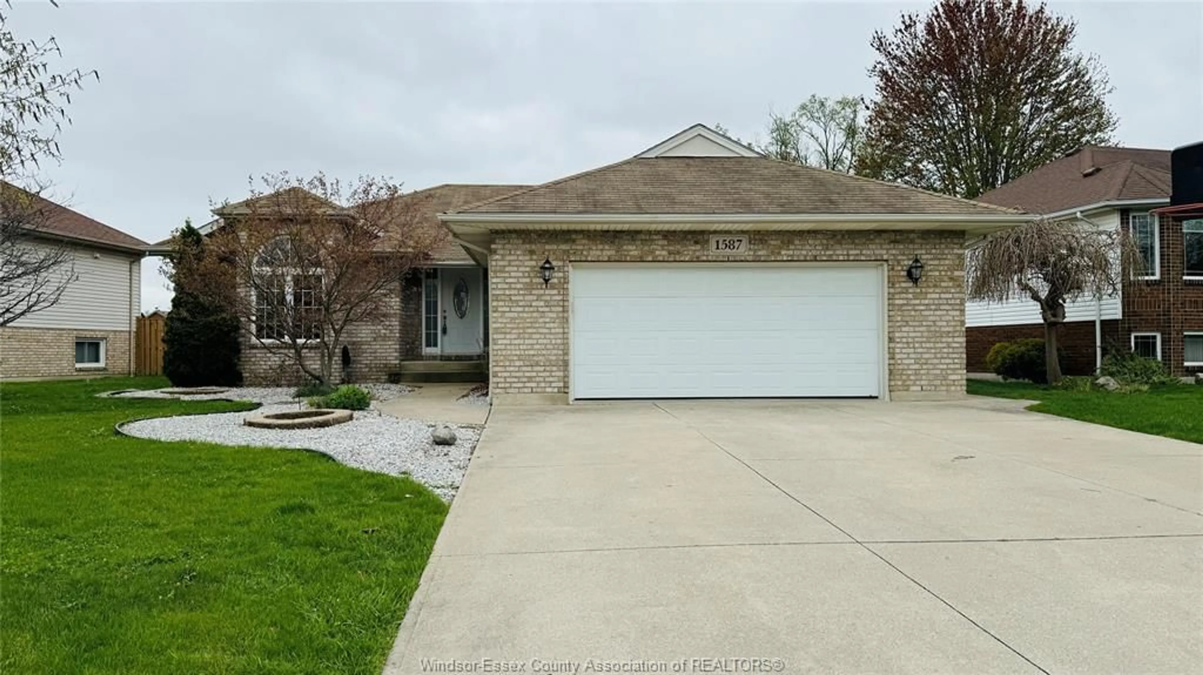 Frontside or backside of a home for 1587 WHITEWOOD Dr, Lakeshore Ontario N0R 1A0