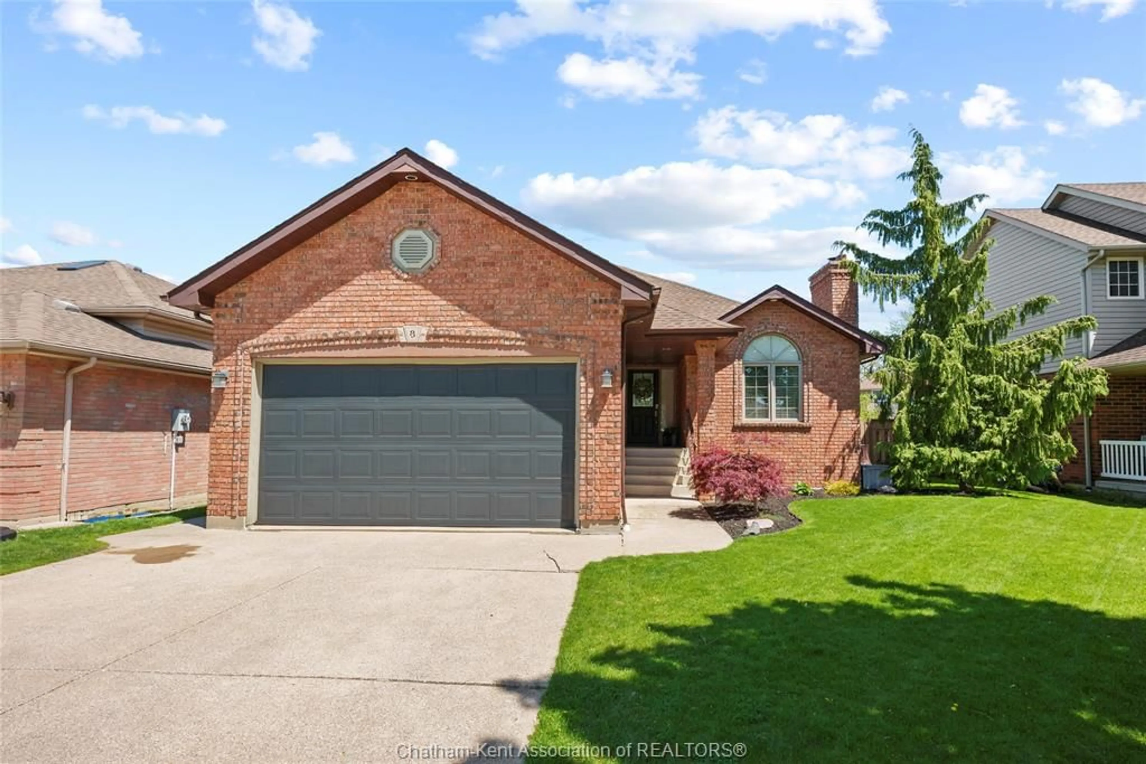 Frontside or backside of a home for 8 Garden Path, Chatham Ontario N7L 5L5