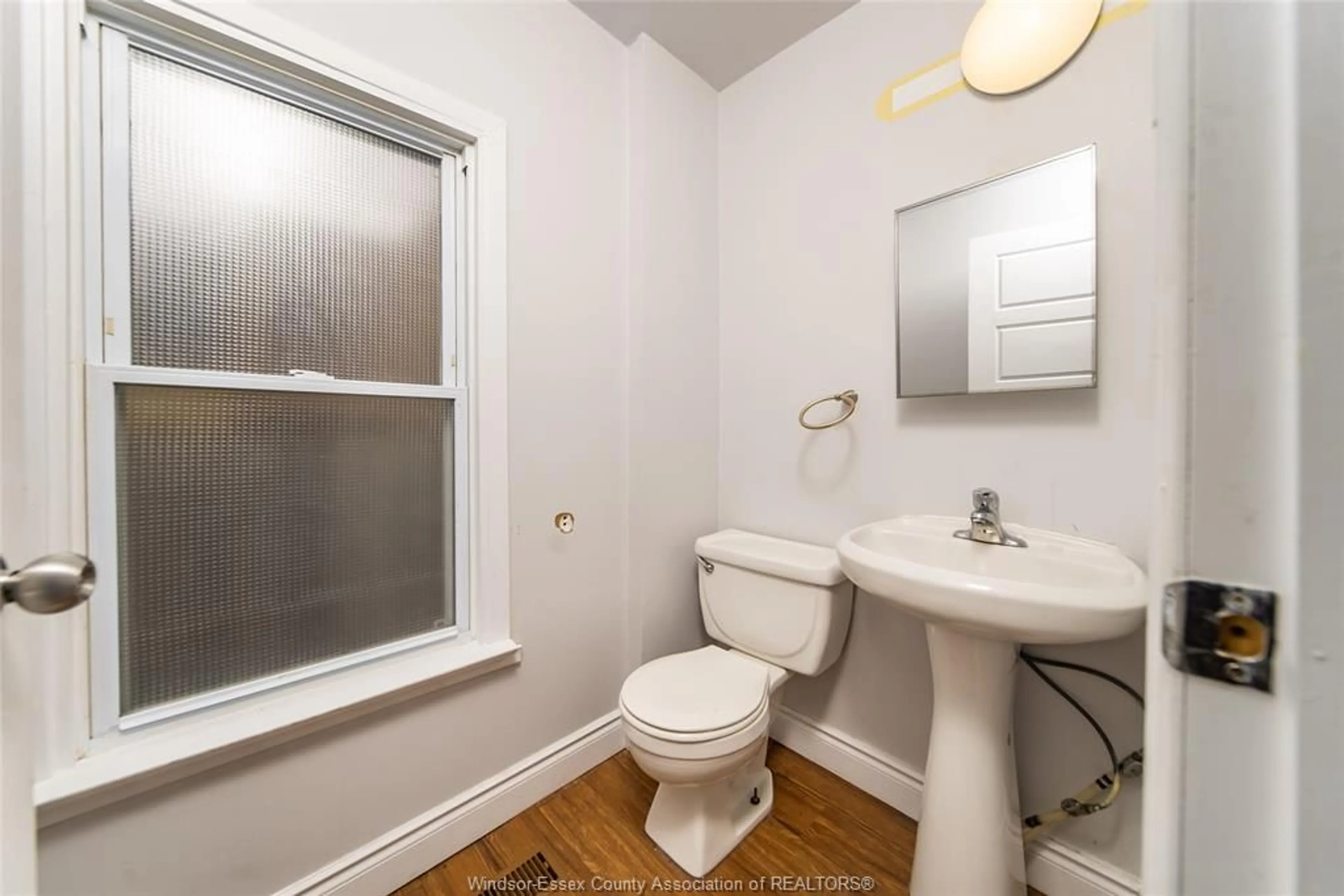 Standard bathroom for 493 AYLMER, Windsor Ontario N9A 1T5