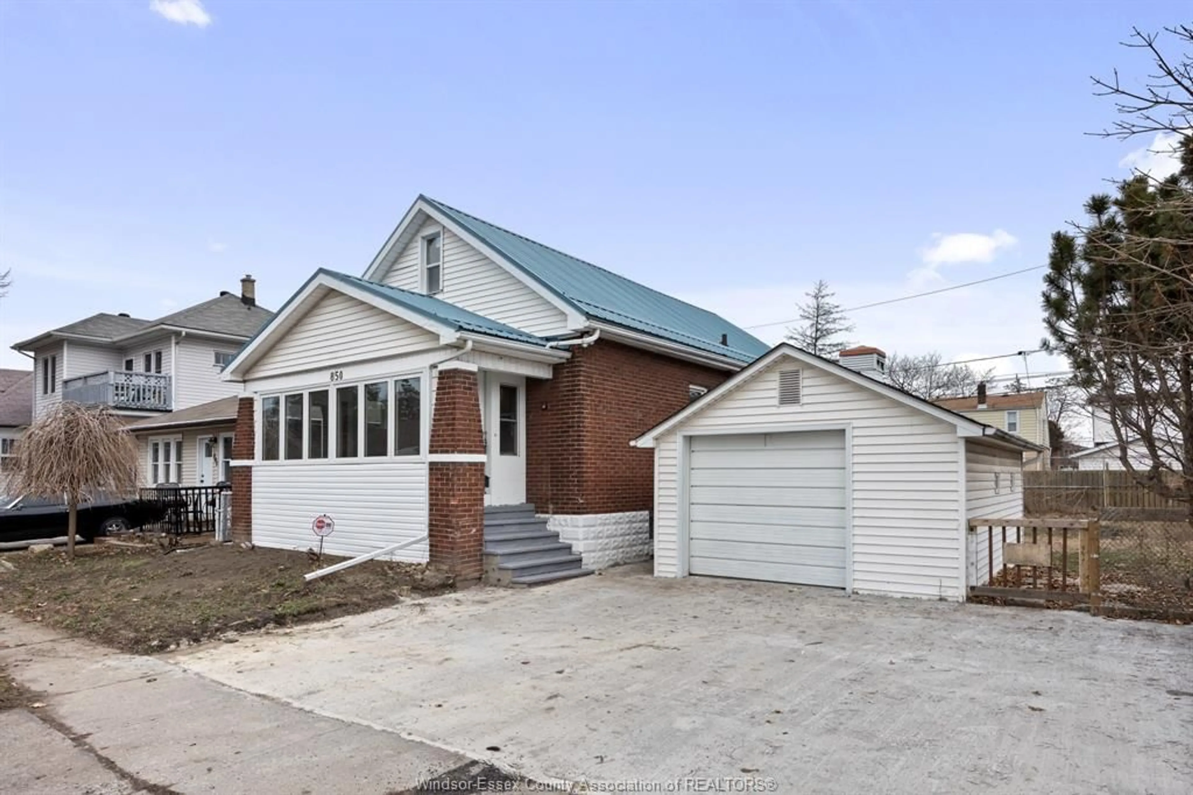 Frontside or backside of a home for 850 Ellrose, Windsor Ontario N8Y 3W7