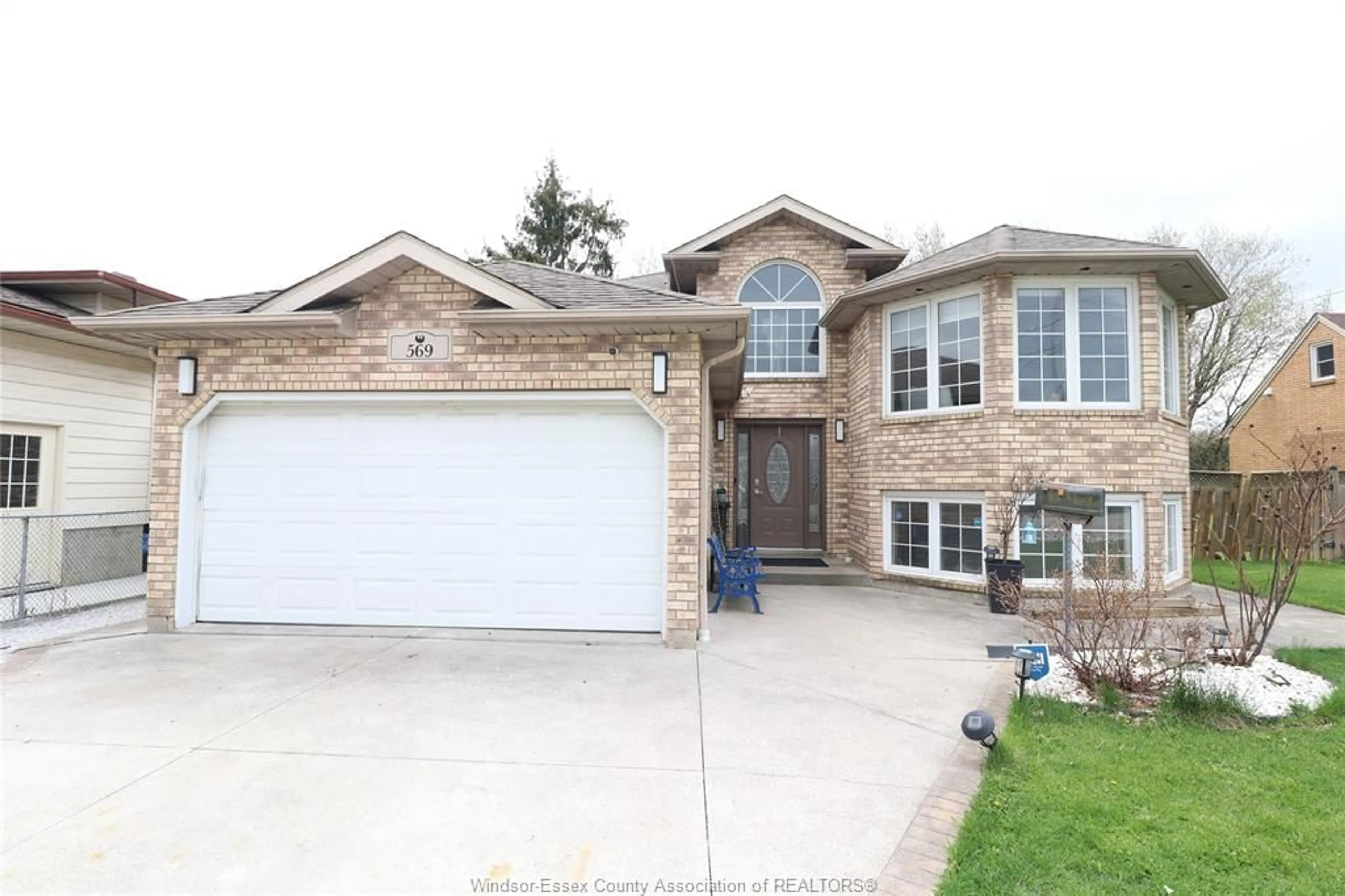 Frontside or backside of a home for 569 Cabana Rd E, Windsor Ontario N9G 1A5