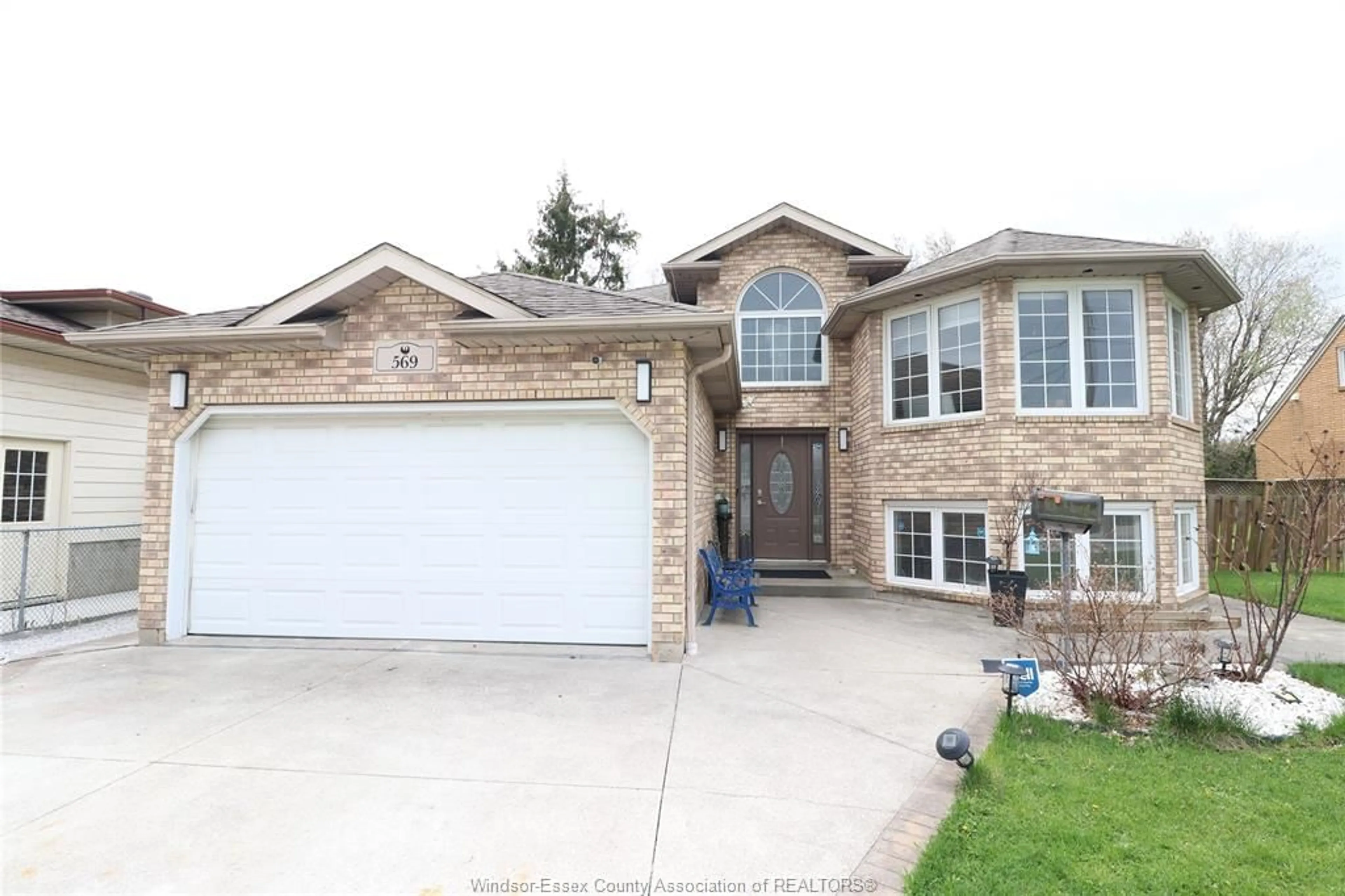 Frontside or backside of a home for 569 Cabana Rd, Windsor Ontario N9G 1A5