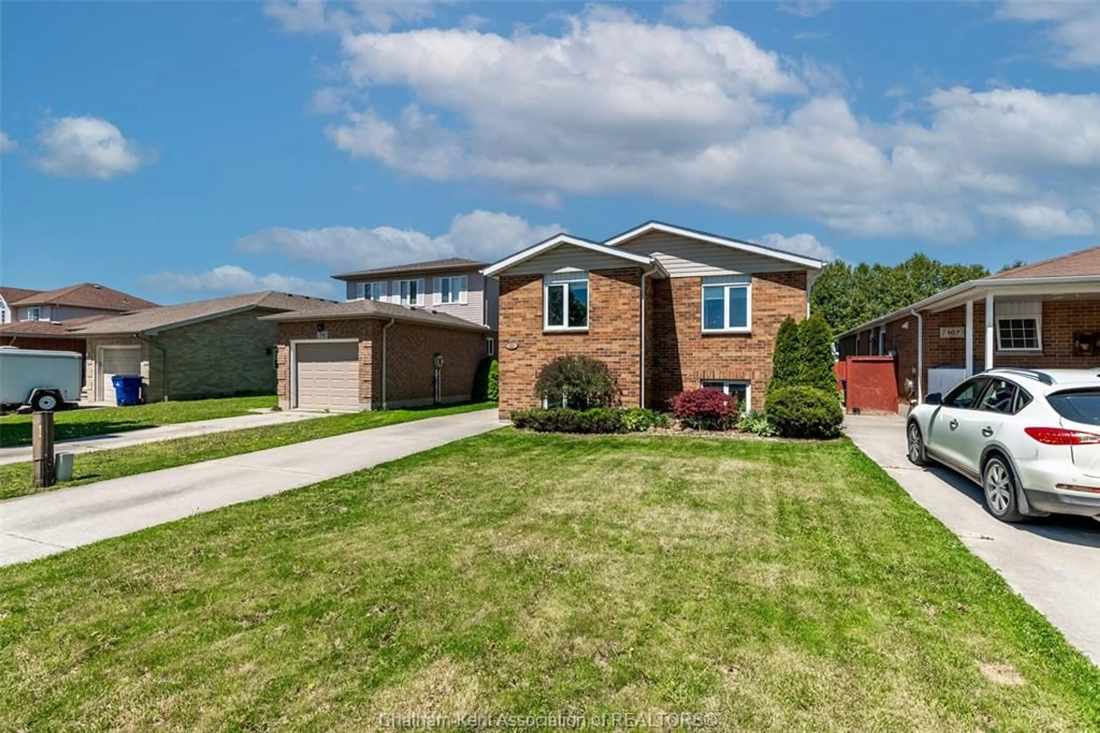 Home with brick exterior material for 111 Bristol Dr, Chatham Ontario N7M6J9