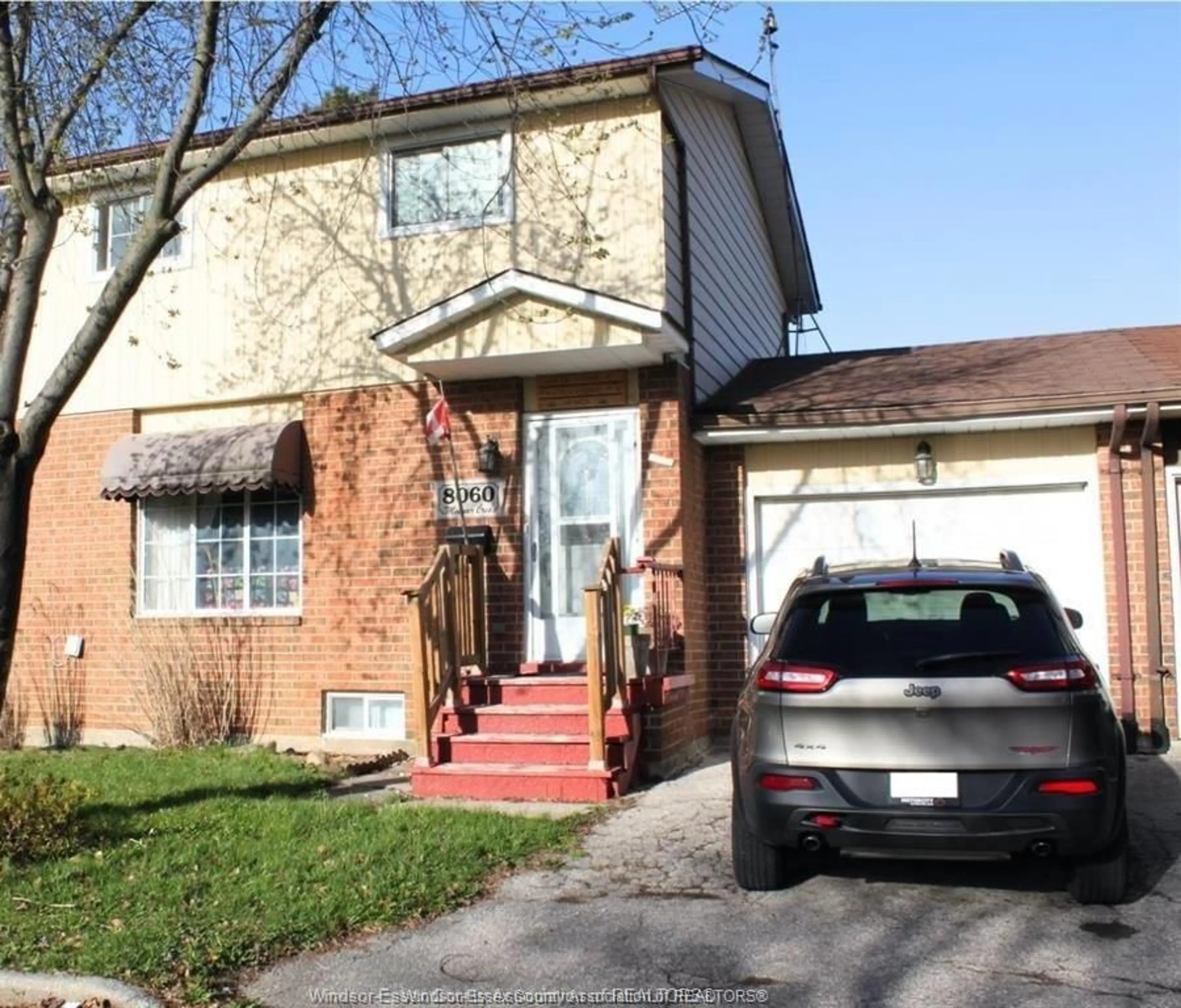 Frontside or backside of a home for 8060 Molnar Cres, Windsor Ontario N8R 2A5