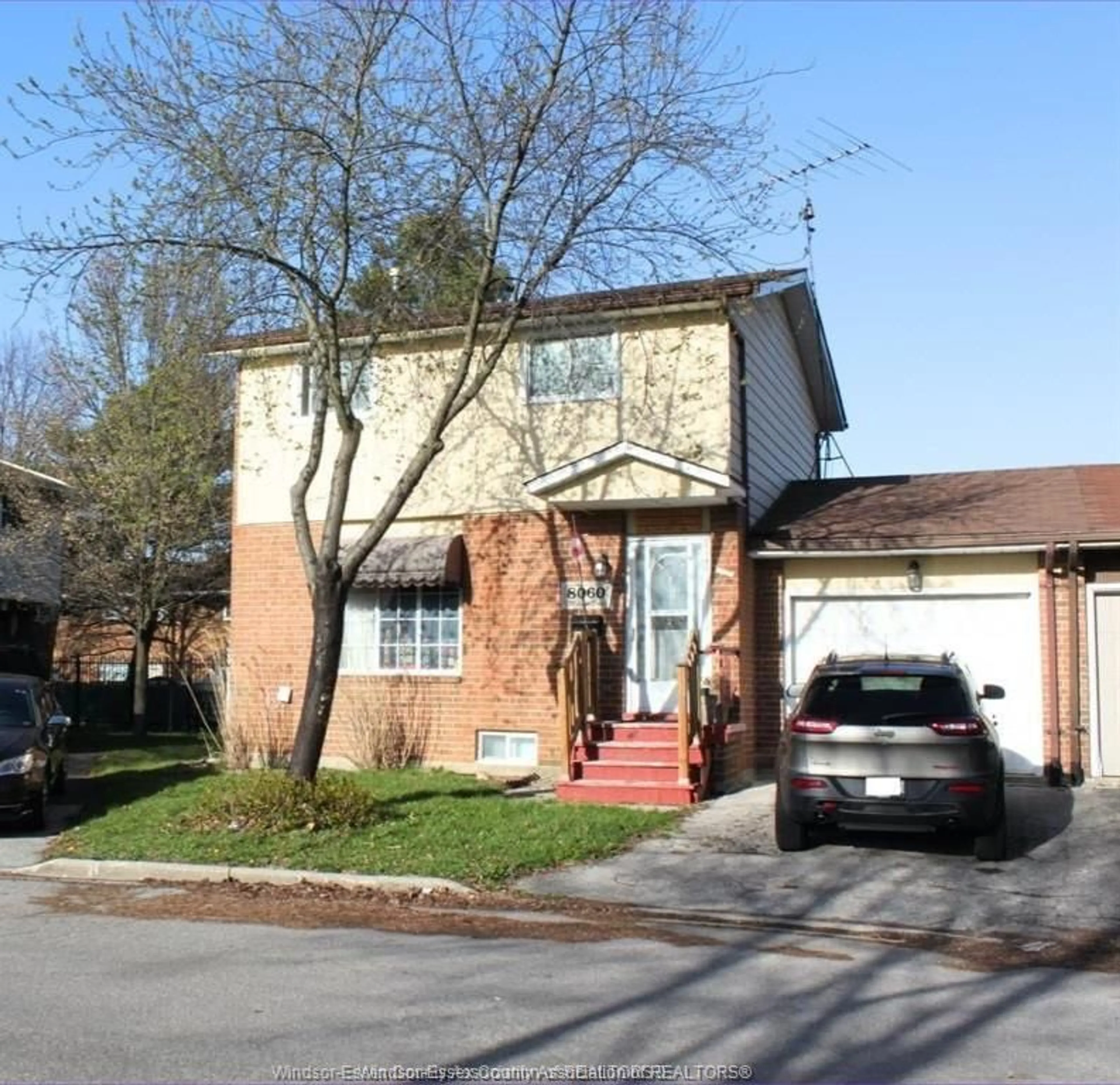 Frontside or backside of a home for 8060 Molnar Cres, Windsor Ontario N8R 2A5