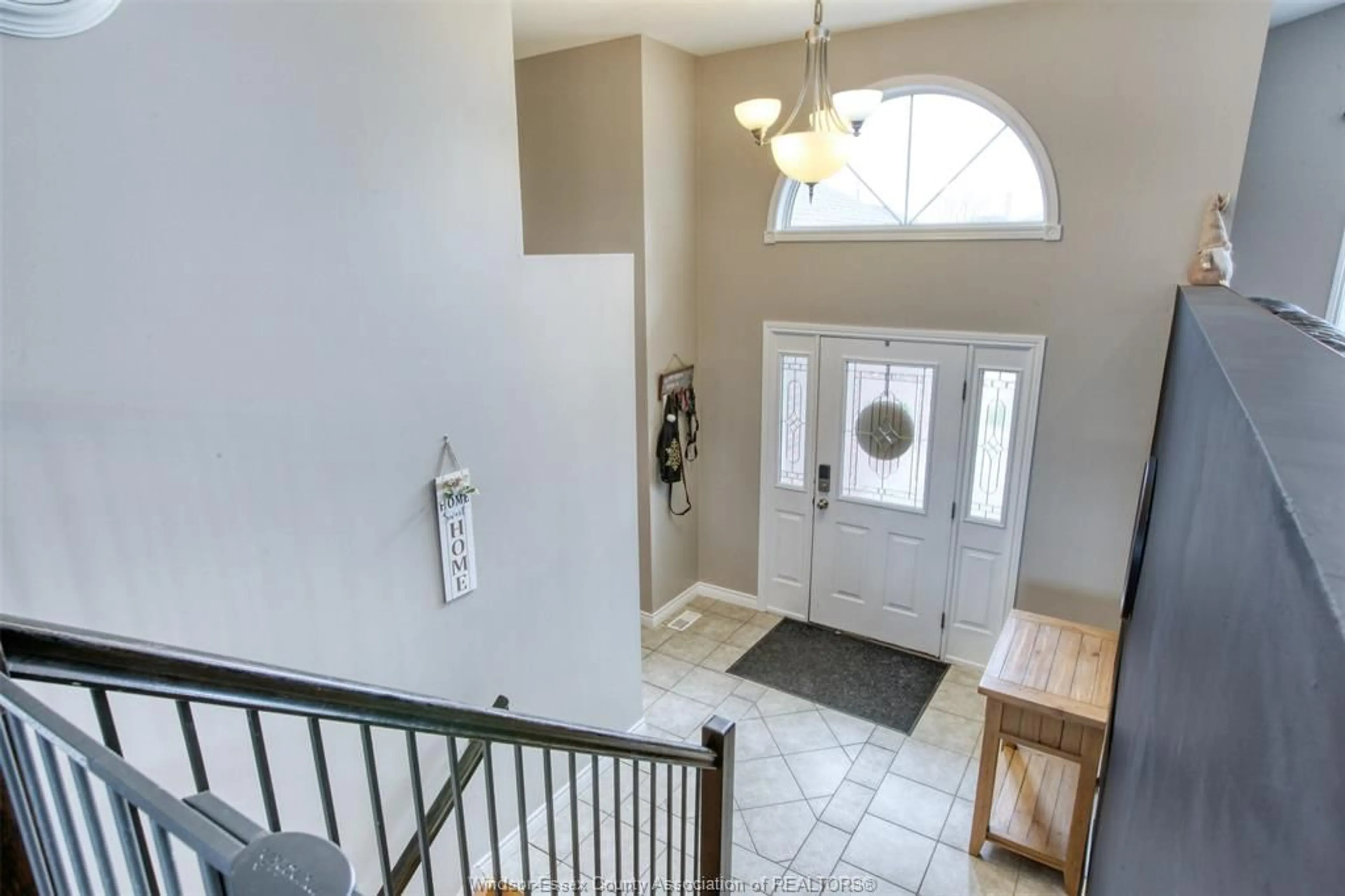 Indoor entryway for 1642 WHITEWOOD, Lakeshore Ontario N0R 1A0