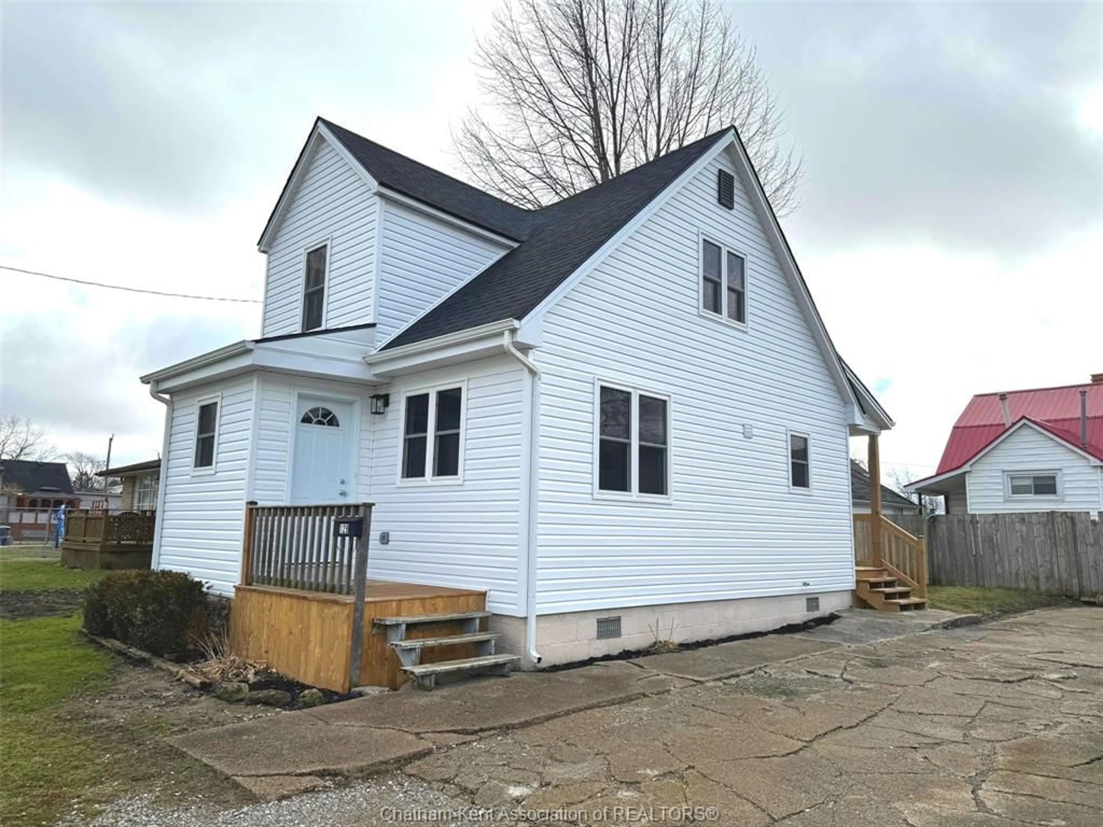 Frontside or backside of a home for 129 Bruce St, Wallaceburg Ontario N8A 1J5