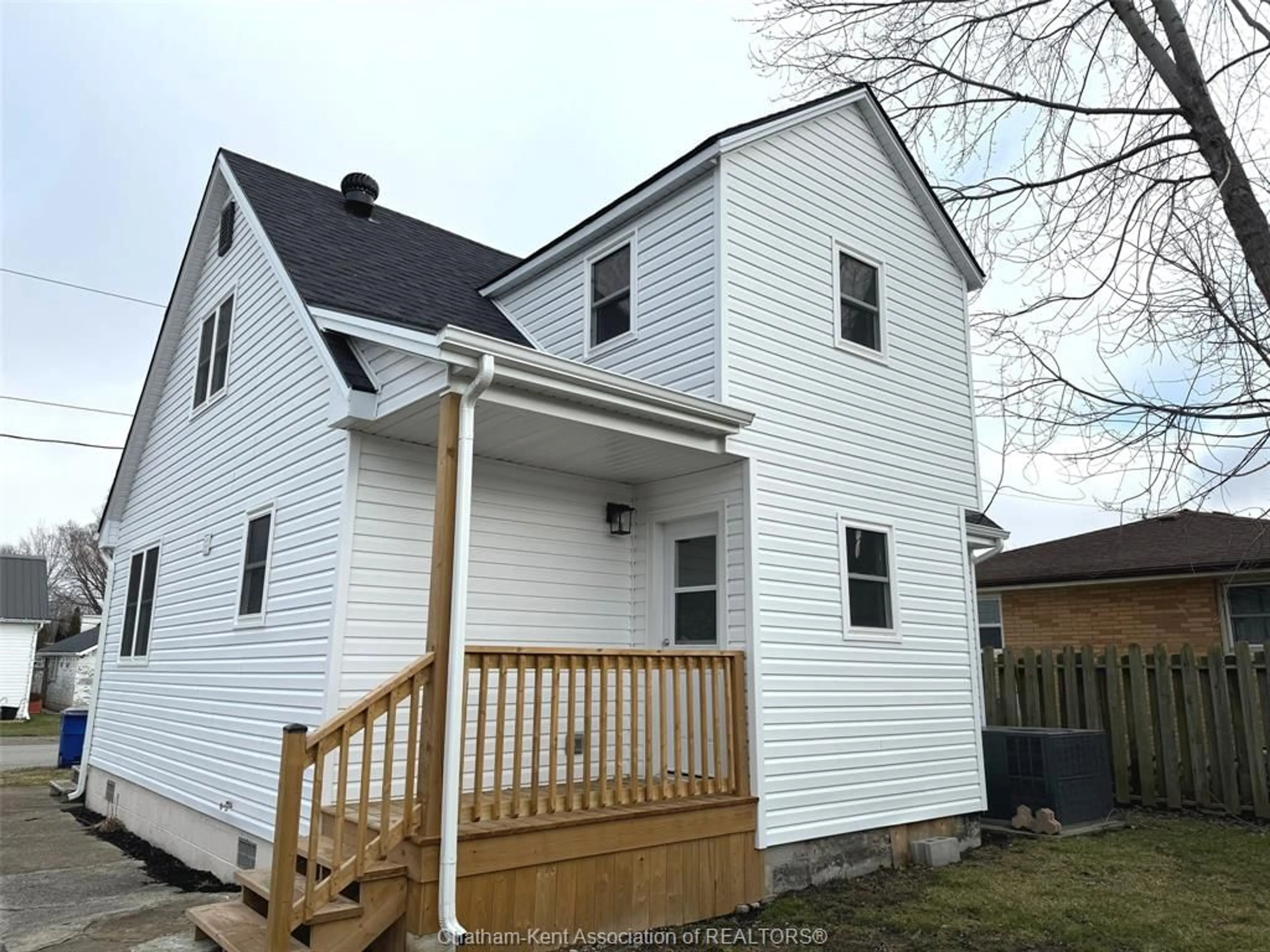 Frontside or backside of a home for 129 Bruce St, Wallaceburg Ontario N8A 1J5