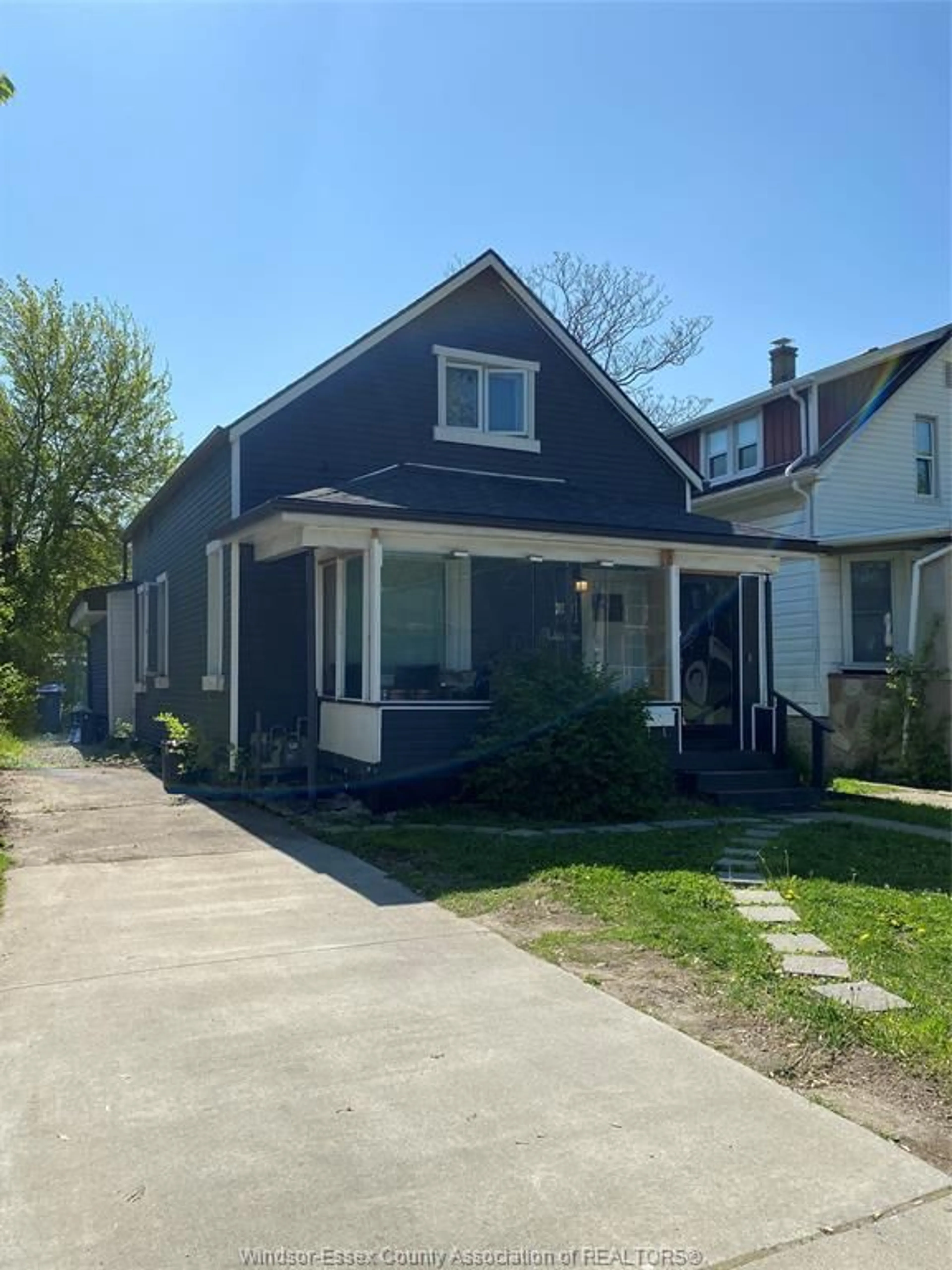 Frontside or backside of a home for 241 Curry, Windsor Ontario N9B 2B4