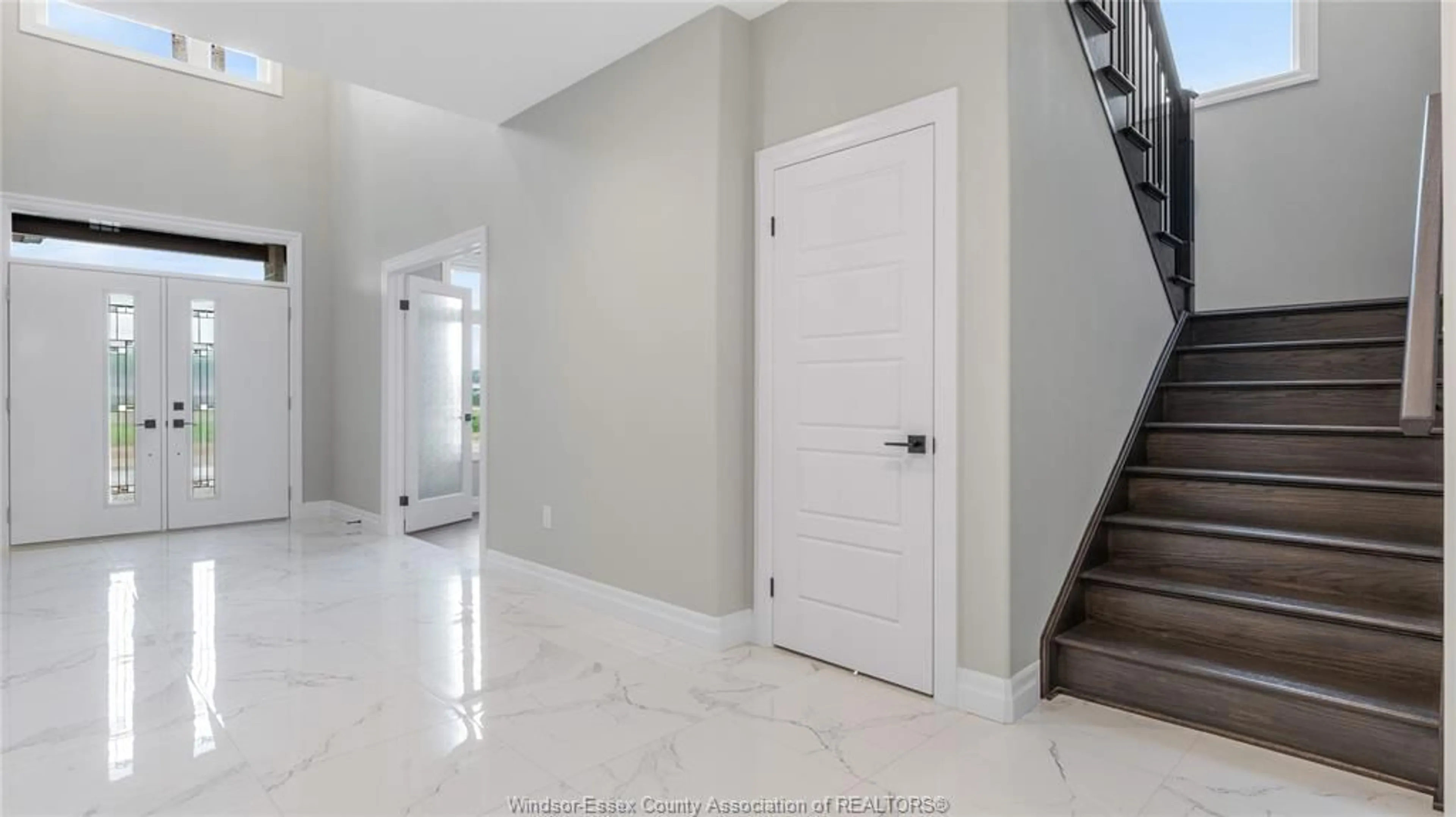 Indoor foyer for 2484 ROXBOROUGH Blvd, Windsor Ontario N9E 0A9