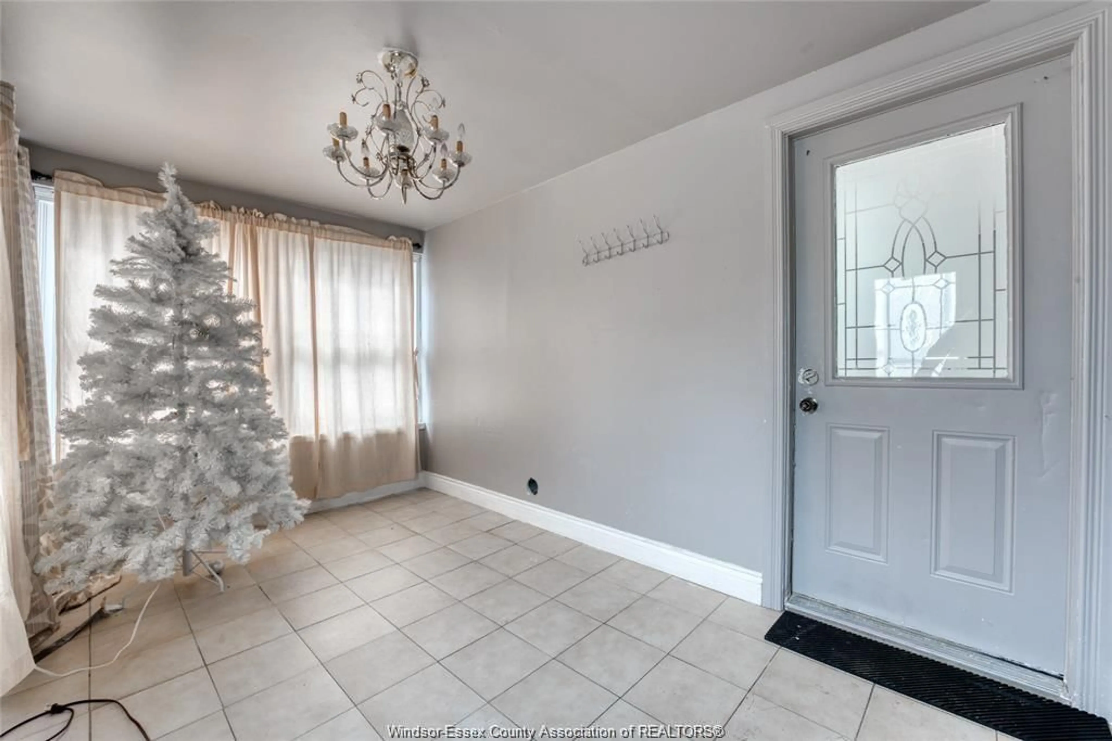 Indoor entryway for 15 WELLINGTON St, Leamington Ontario N8H 2X7