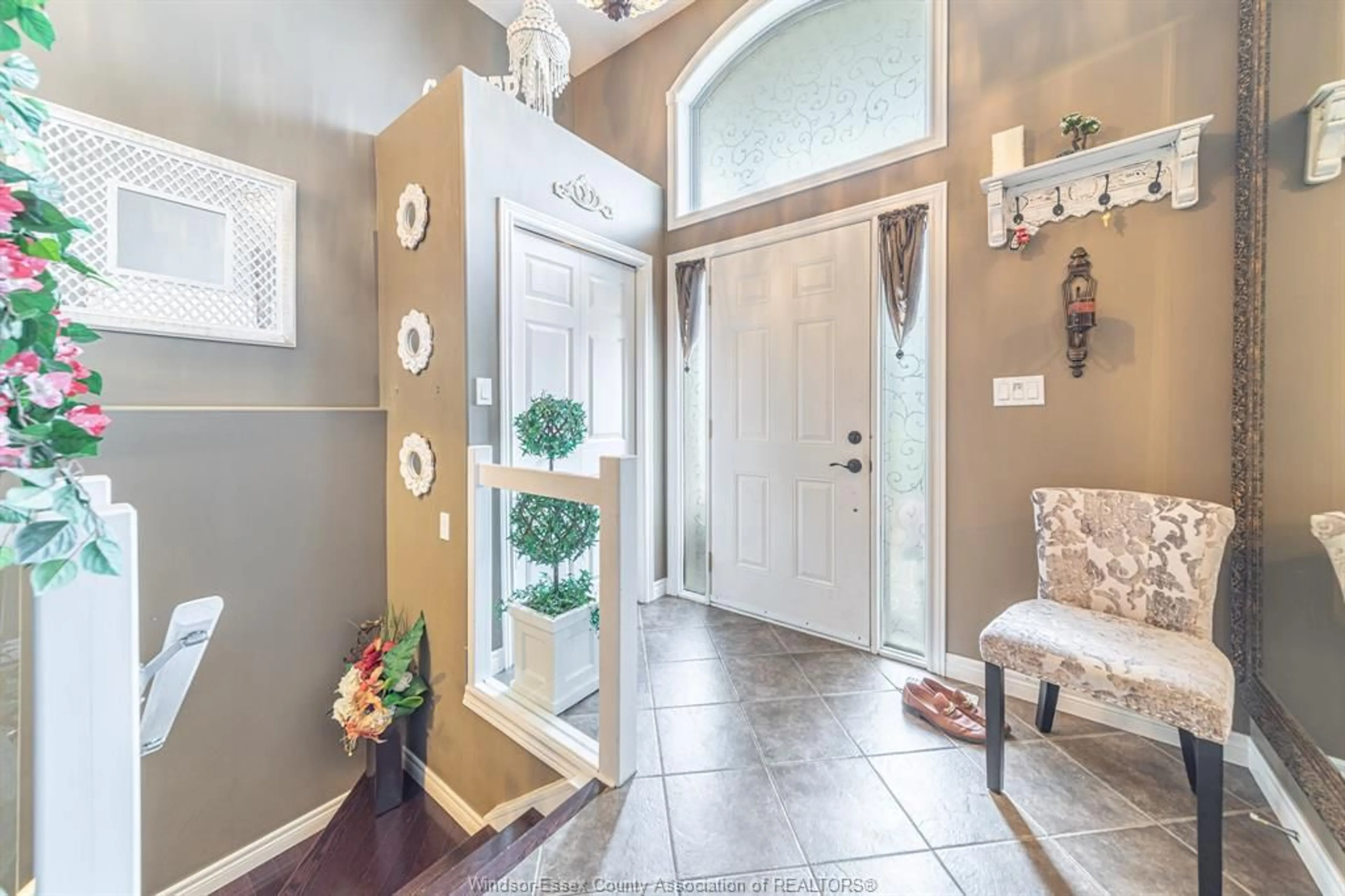 Indoor entryway for 11484 TIMBER BAY, Windsor Ontario N8R 2L1