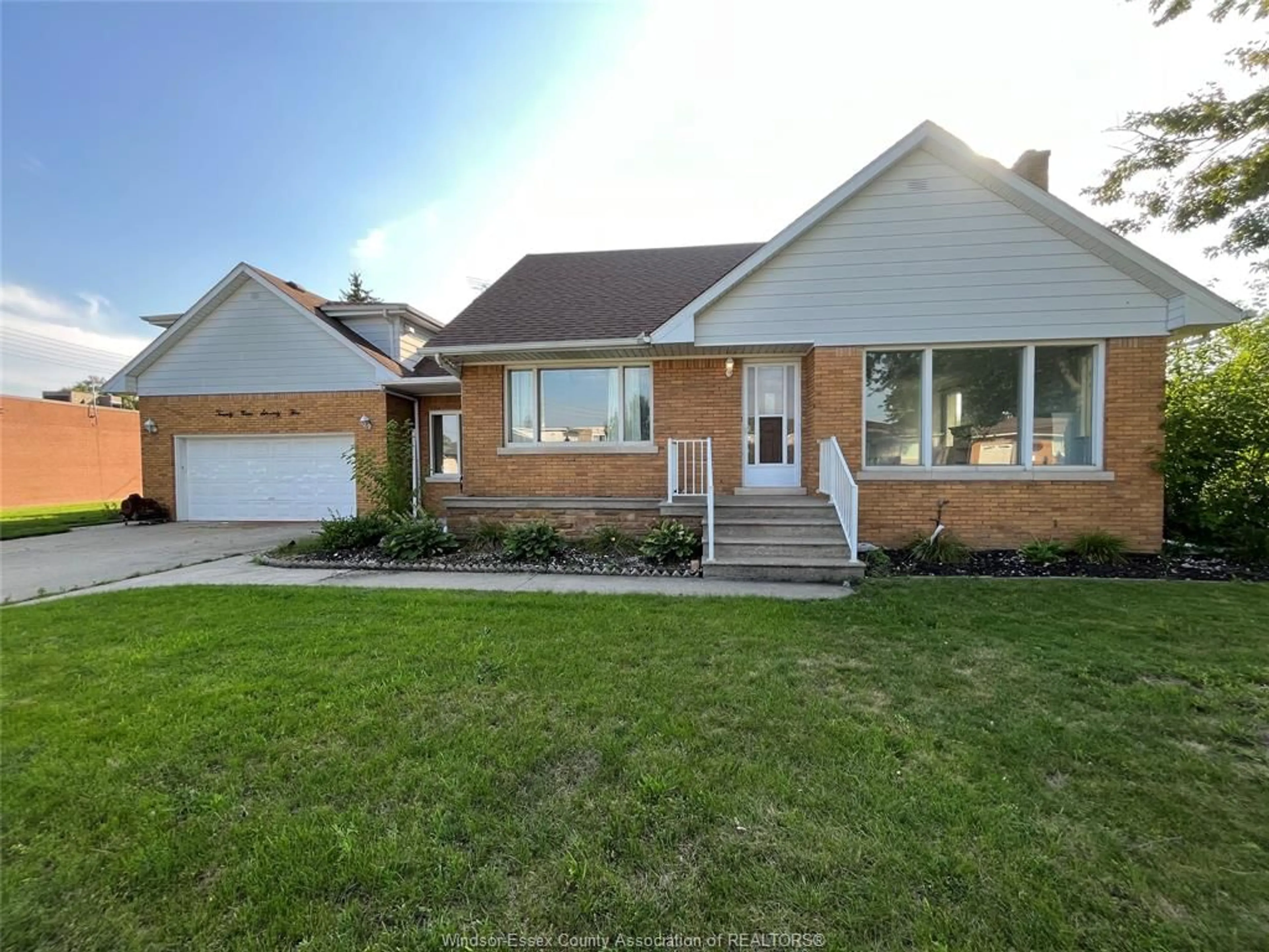 Frontside or backside of a home for 2975 CURRY Ave, Windsor Ontario N9E 2S9