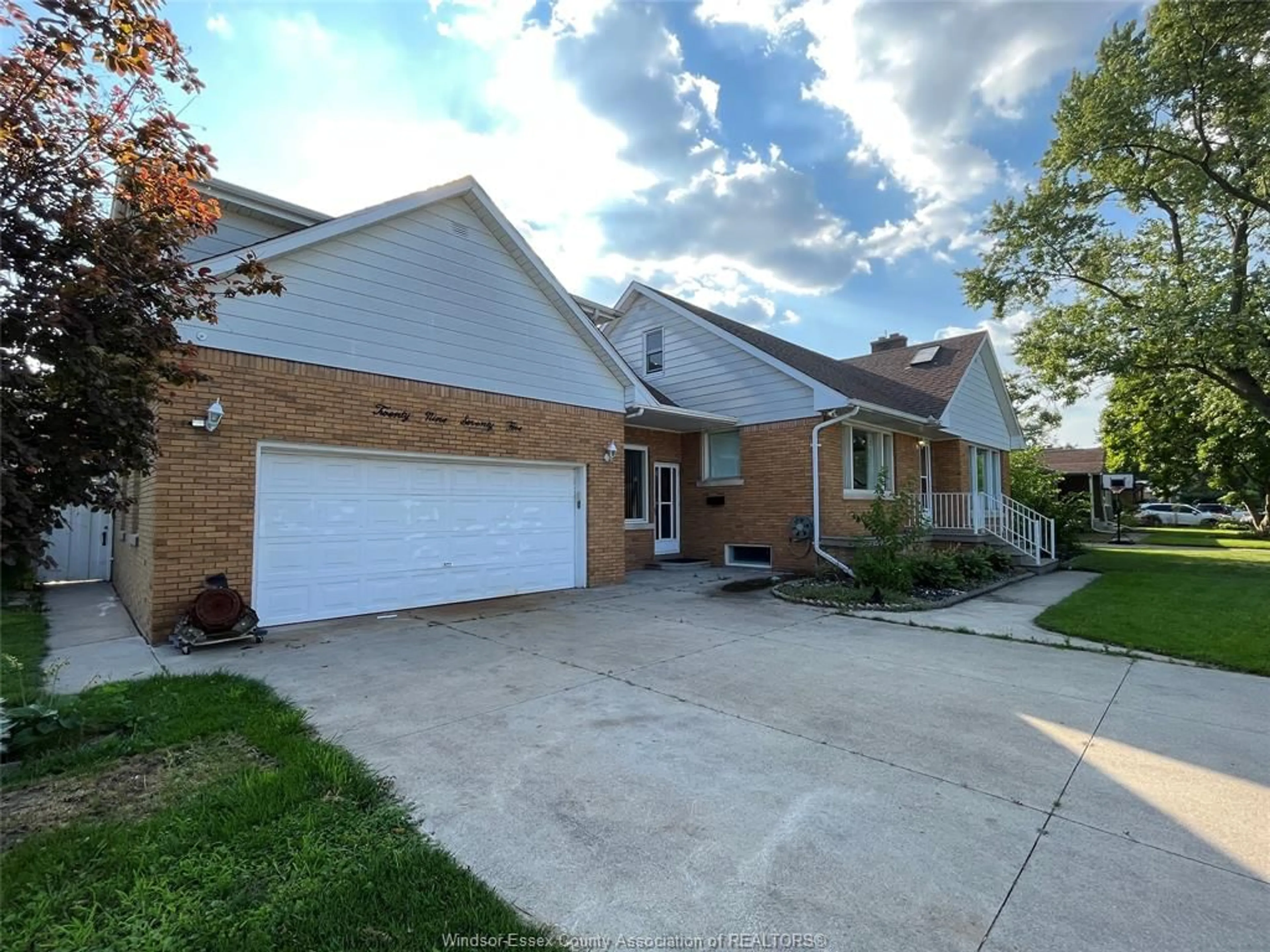 Frontside or backside of a home for 2975 CURRY Ave, Windsor Ontario N9E 2S9