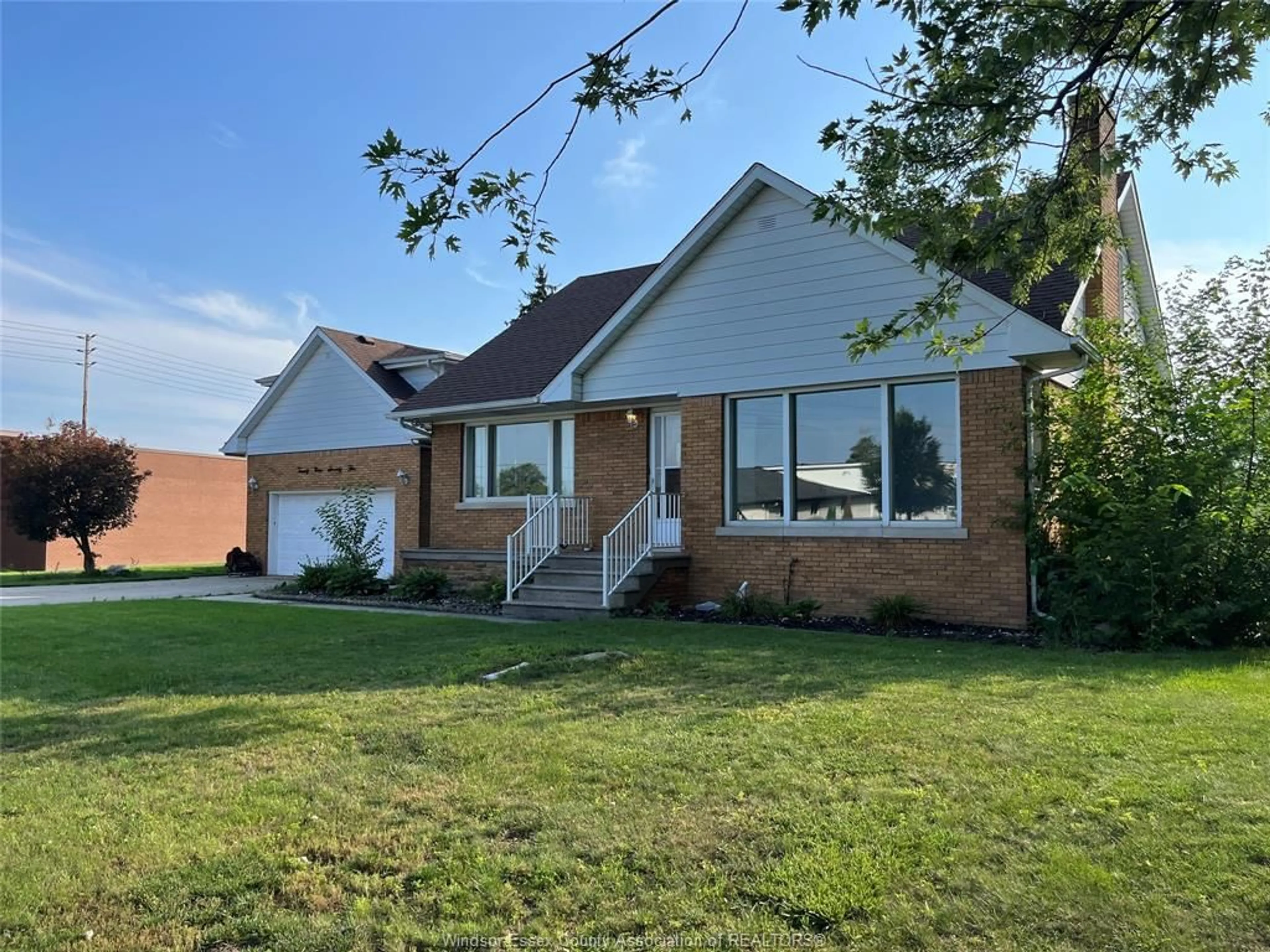 Frontside or backside of a home for 2975 CURRY Ave, Windsor Ontario N9E 2S9