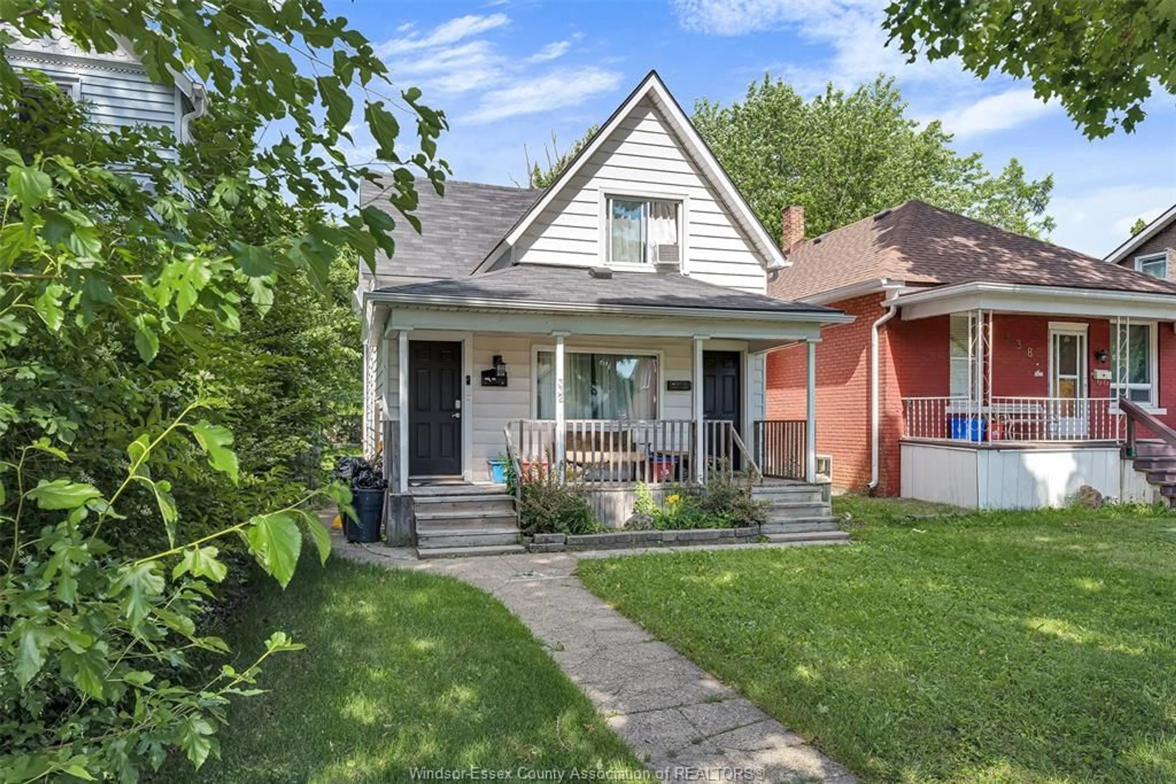 Frontside or backside of a home for 332 Cameron St, Windsor Ontario N9B 1Y7